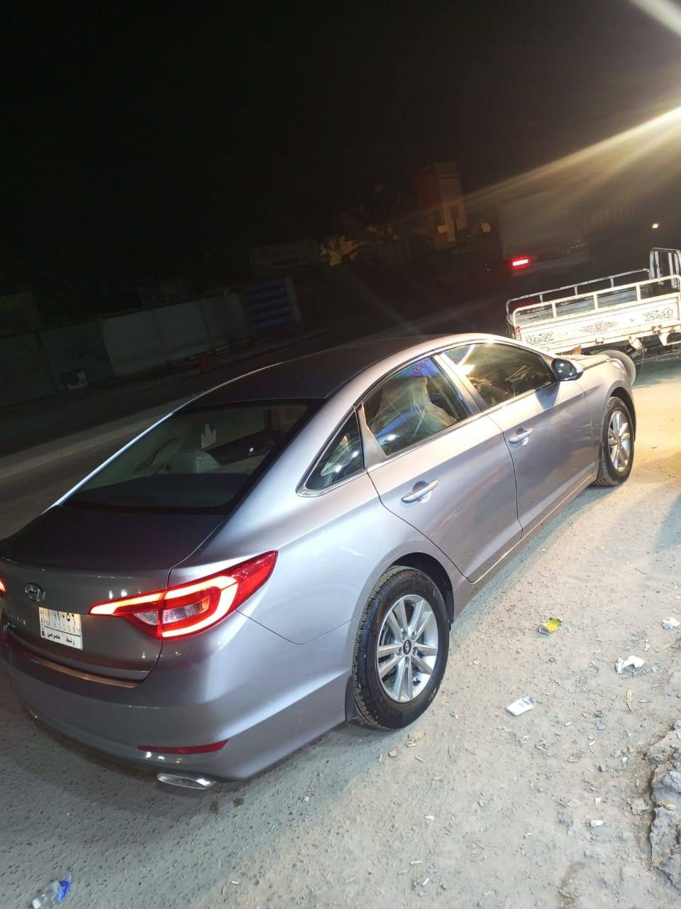 اسلام عليكم للبيع هونداي سوناتا موديل 2017 خليجي كفاله عامه بدون صبغ بدون تبديل بيه بارد بطرف الجاملغ الايمن كد شبر  سياره جاهزه من كلشي مواصفات عاديه. مري شفط مثبت سرعه حساسات خلفيه تبريد قطعتين مواصفات الخليجي معروفه. مكينه 2400دبل كزوز  سعر 157 وبيه مجال بسيط مكانه ناصريه المركز 
للاستفسار ***********
***********
