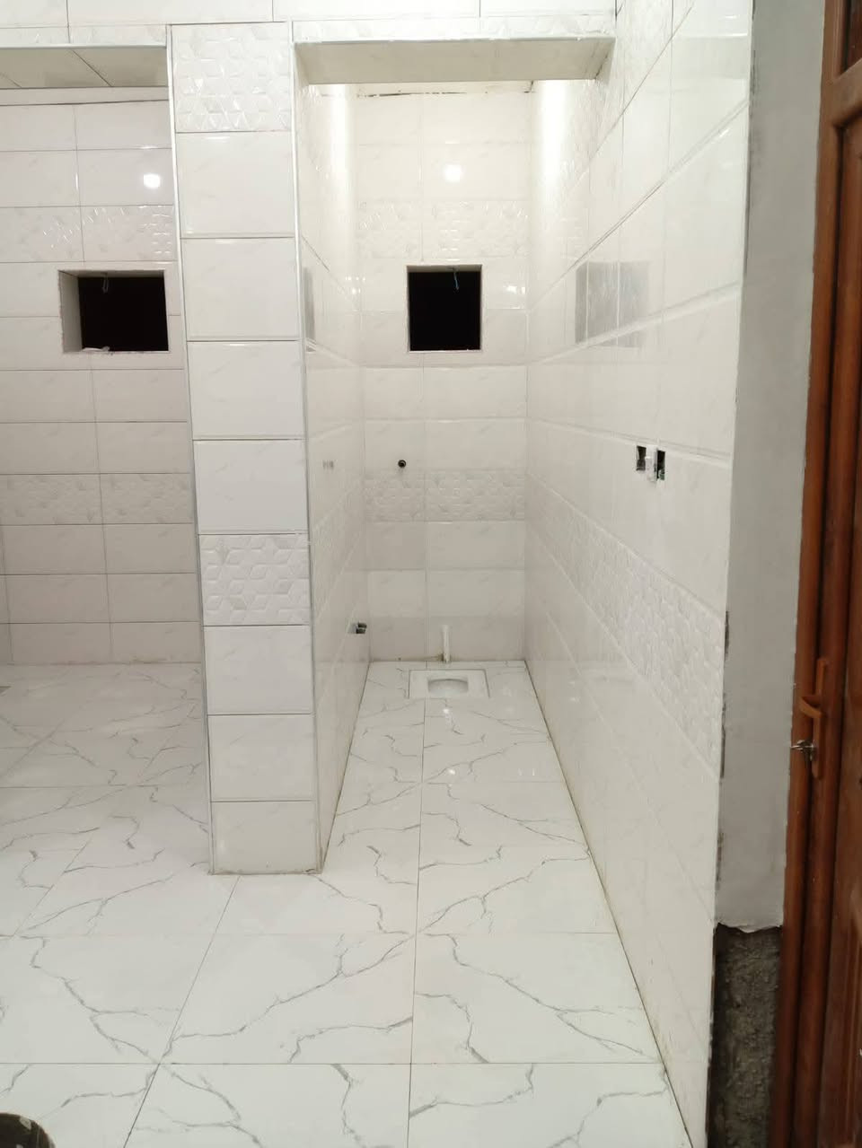 من رخصه الادمن المحترم السلام عليكم خلفه سراميك جدار ارضيه بنواعها شغل درجه اولا شرط  تسيلم مهندس متفرق حاليا للستفسار ***********
