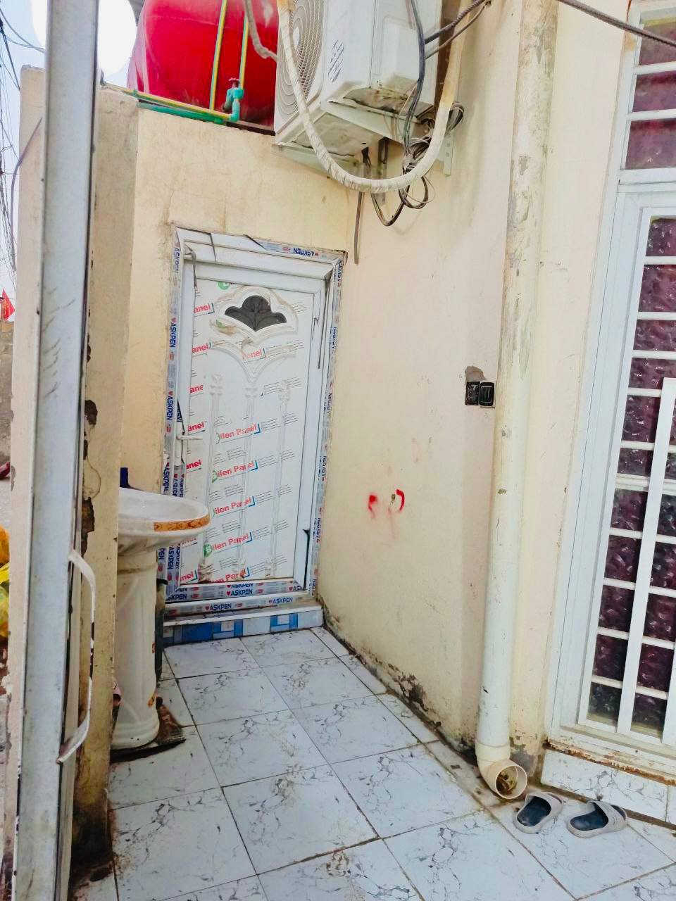 السلام عليكم
دار 100للبيع اساس صب بناء طابوك سقف صب يحتوي على غرفه وصاله ومطبخ واستقبال وحمام داخلي وخارجي
العنوان :النجف الاشرف -شارع المطار القديم -قرب الجامع الذهبي يبعد عن الشارع 100متر
السعر: (37)مليون وبي مجال
***********
***********
