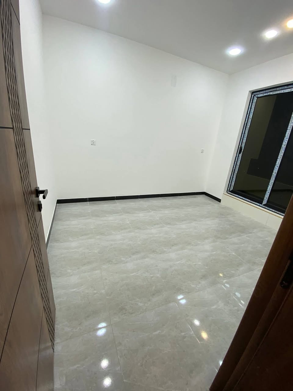 للبيع دار بناء جديد طابقين ركن
المساحة 70 متر واقع حال
 بالسند 50 متر
الواجهة 7 م النزال 10 م
الدار تحتوي على مدخلين استقبال ومطبخ 
وثلاث غرف نوم وصحيات خارجيه وداخليه
بناء جديد غير مسكون جاهز للسكن 
الدار بناء شخصي، مصروف عليه صرف قوي من الأساس، مستخدمين مواد ونوعية عالية، شغل مرتب ومتعوب عليه
العنوان حي الصديق ابي غريب رقم العقار 1954
 ***********
