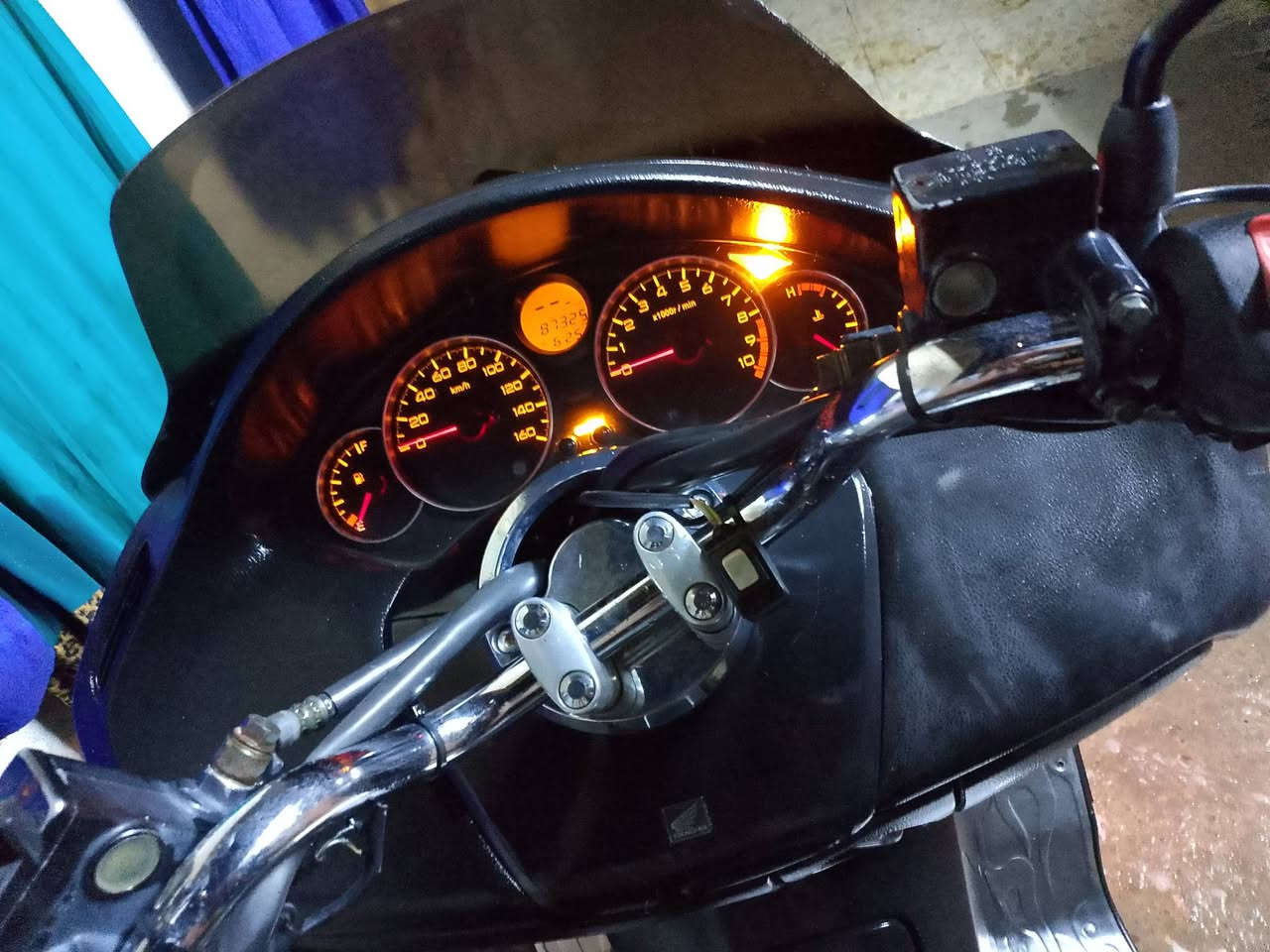 السلام عليكم ورحمة الله وبركاتة
دراجة فورزة صفر 8 بصمة عميه بلاد مكينه كلاجات شلعه تخبل تشك الكاع لايت زنون 
المكان بغداد الحسينية 
السعر 800 وبيها مجال
***********
