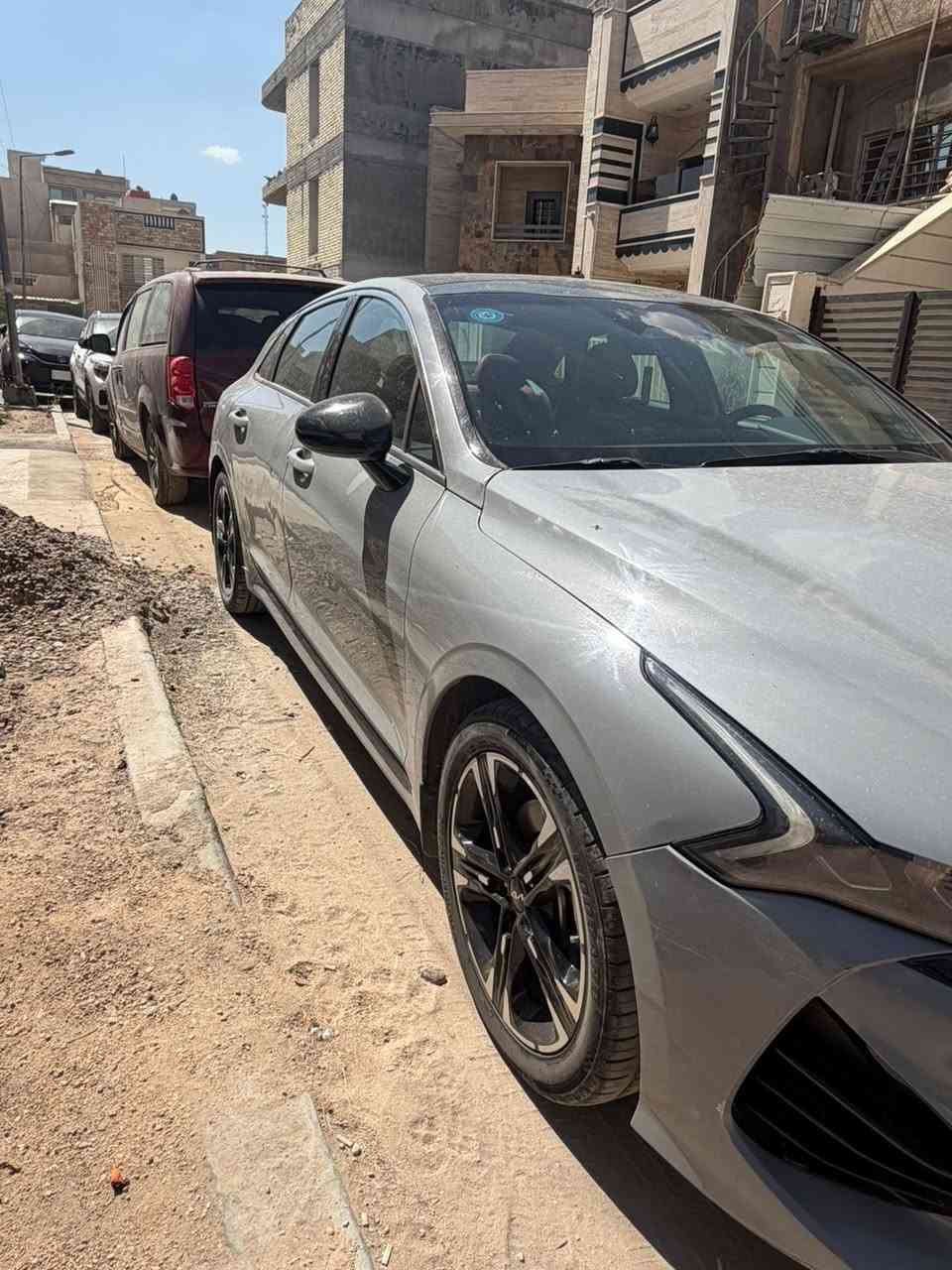 K5 2023 gt line
لون سمنتي وداخل احمر بلادي ومواصفاتها معروفه
حادثها بنيد مبدل نفس اللون وبالعراق صار بيها 
بارد بالباب الخلفي جهه الصدر وشبر بالجاملغ بارد
175$
***********
