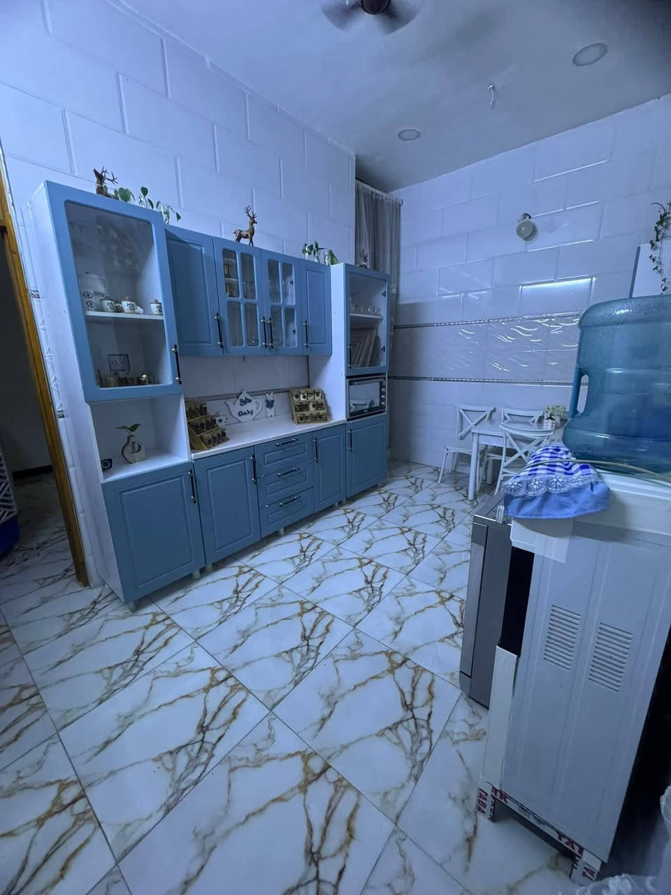 السلام عليكم….
بيت في بغداد 
الاستكشافات ١٨٠ متر ب شارع الملعب بناء حديث غرفتين وصاله ومطبخ حار وبارد واستقبال 
السقف صب مسلح 
مي ومجاري وكهرباء وطنيه وسحب مولده امبيريه
للاستفسار هذا الرقم واتساب او رصيد
***********
