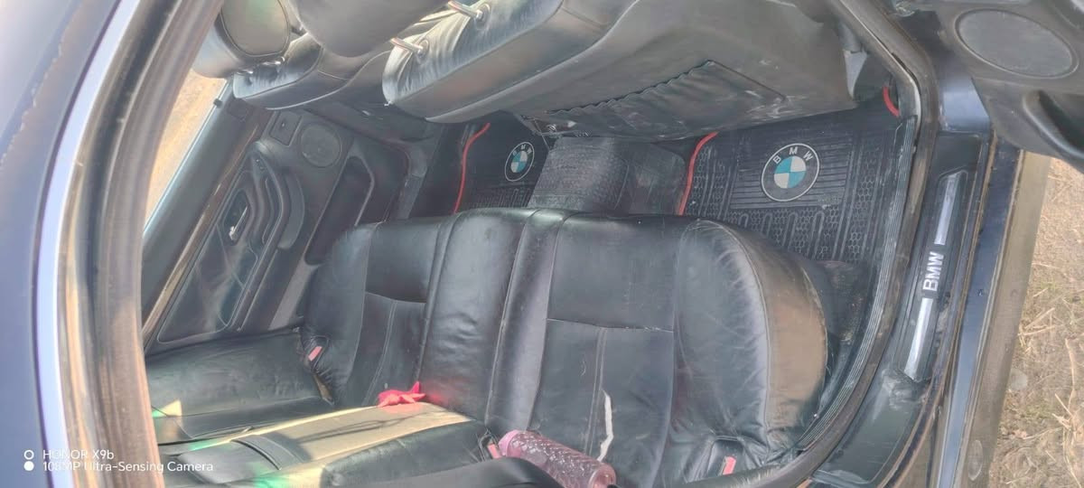 السلام عليكم 
للبيع ١٩٩٨ سيارة جاهزة كير ومحرك وتدفئة وتبريد وصدر ٧٠ بالمية كشرها محتاج صبغ عام 
سنوية ٢٠٢٨ نتنهي وهزة جديدة 
السيارة بيها نواقص قليلة ماتتجاوز مليون ونص نواقصها 
للبيع سعر ٦٥ ورقة 
او مراوس بسيارة ٧ راكب 
‎0787 499 2532
