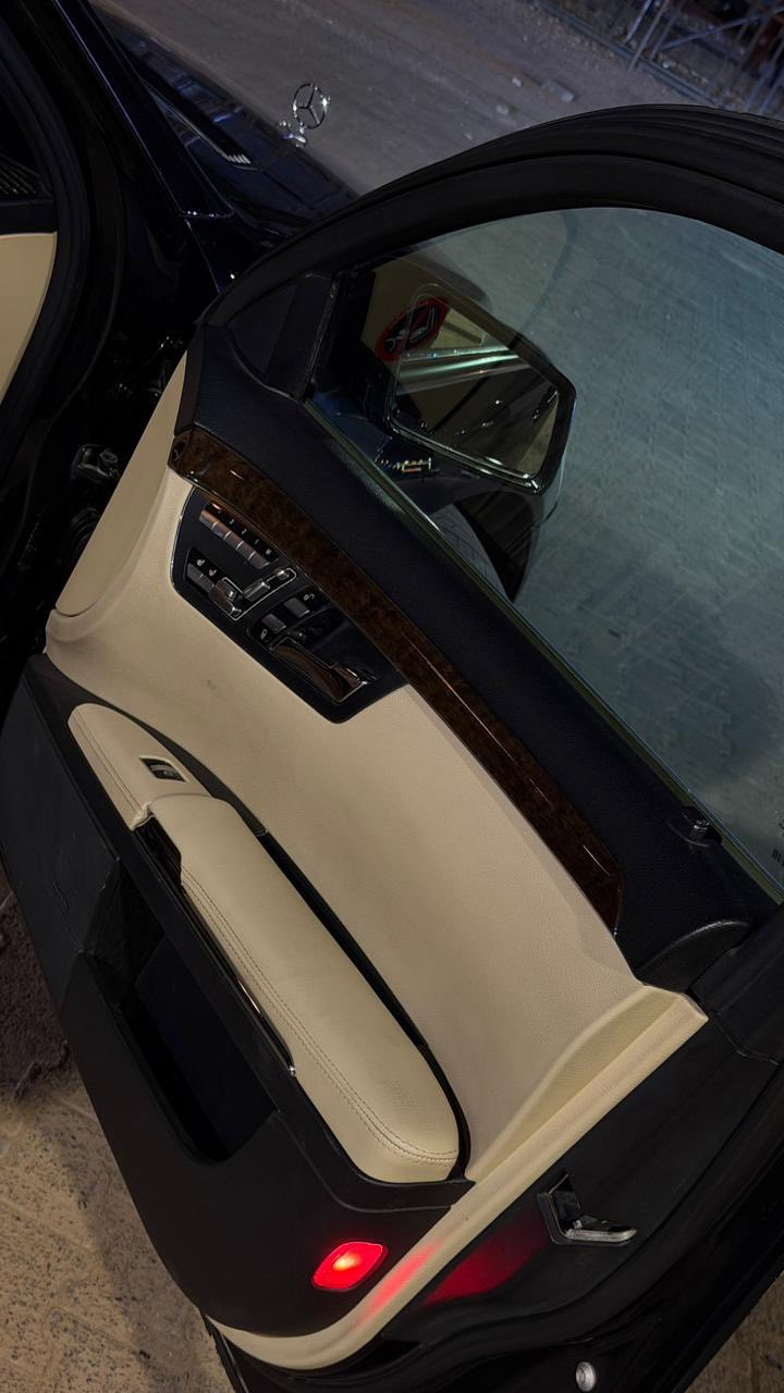 مرسيدس S350
V6 2011
اصوليه (تحويل ، وكاله)
بدون صبغ بدون تبديل بدون شخوط
فقط مكانات 3 بارد جداً بسيطات
حدايده جديده 
تخم تاير جديد
ويل جديد
غرفتها جديده
چوبلسات جدد
مكينه وگير كفالة من فتح وتبديل وعطل 
مصروف عليها هواي
مواصفات الـS معروفه 
كشنات كهرباء
مساج
اضائه محيطية
بنوراما
نظام صعود ونزول السياره (چوبلس)
بعد هواي مواصفات والـS معروف
للأستفسار على السعر   (  215 )
***********
