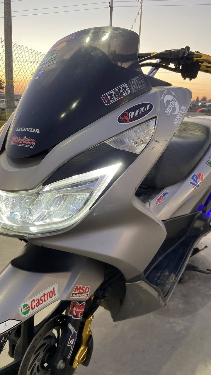 السلام عليكم للبيع دراجه honda pcx 150 جيل ثاني ياباني موديل 2018 مكينه 150 نازله رمبه قبل 6 اشهر ماشيه 58 شلعته و معدله يخبلن نشطه كلش و مكفوله مكينه و كهربائيات و حساسات كله شغال دهنه الاصلي مال شركه هوندا و بانزين محسن او سوبر الدراجه مداريه و صارف عليه هواي بس كفراته بيه طخات .
مزوده تزويد اصلي كله من ضياء سبيسي.
يدات بريك 
قبضات سكليتر
قبق عنبار
بوري ستيرن 
جنكال
قاعدات ستيرن
فج امامي 
شيال صوندات 
المازده مغلفه كاربون 
قبق بانزين مغلف كاربون
قبق فلتر شوته كاربون
قبق كلجات كاربون
كلوب ازرك فوك المكينه
قاعده رقم
قبق كيلو متر كاربون 
صالنصه رياضي 
تاير خلفي عريض مال جيل ثالث
  كتف للبك لايت رماش 
قبق راديتر كاربون 
لزكات ويل
هذا رقمي بيه واتساب *********** 
سعره17 مكاني بغداد
