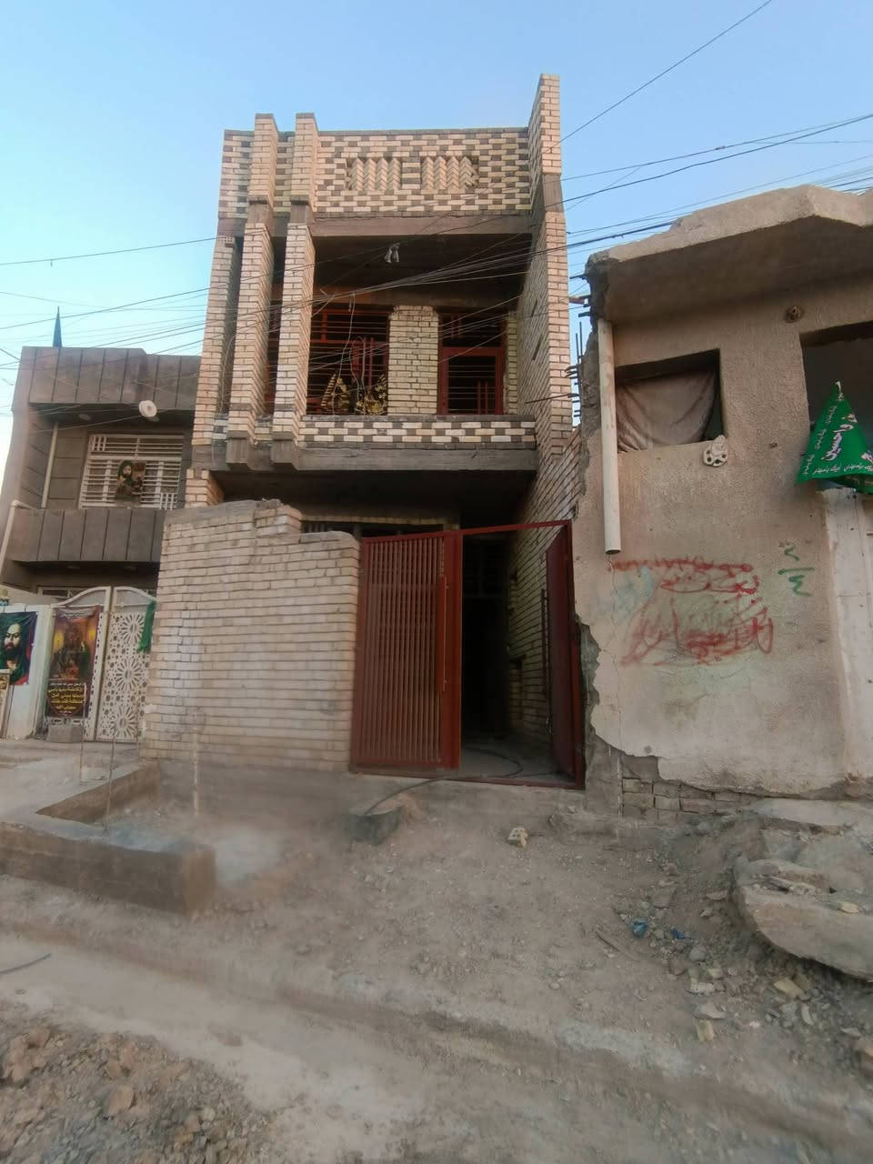 سلام عليكم توفر عندي بيت للبيع زراعي بالضباط الثانيه مساحه 100متر جبها 5نزال 20طابقين البيت هيكل بصف ركن عل شارع 30وشارع 15 موقع البيت البلديات الضباط ثانيه قرب شهداء ثالثه خلف محطه صفراء منطقة كامله كل خدمات ماعده تبليط قريب جدا الاستفسار اكثر ***********سعر خاص رد واتساب ماسنجر
