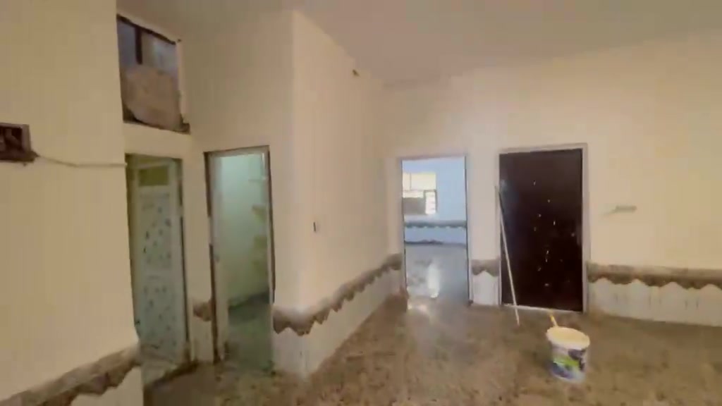 بيت للايجار الزعفرانيه منطقة الشيشان بدايه شارع 15
نضافه ميه بل ميه 

يتكون البيت 
من طرمه استقبال جبير مطبخ صاله صحيات غرفتين نوم وبيتونه جبيره 
البيت طابق واحد جاهز من كلشي مساحته 150 
رقم الهاتف 
***********
