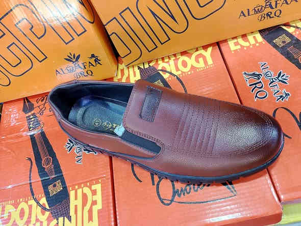 حذاء جلد طبي رجالي القياس 41 42 43 44 45 السعر 13 العنوان قشله صوب الصغير رب الصالونات مجمع عباس  البناوي رقم الموبايل *********** يوجد لدينا خدمه توصيل
