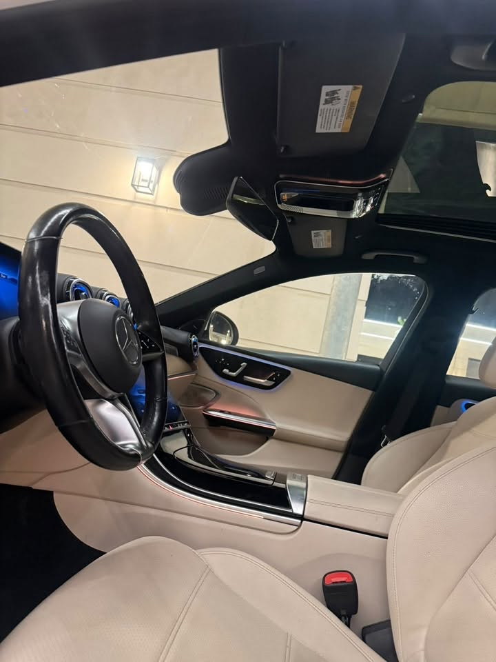 مارسيدس c300 موديل 22 وارد أمريكي حادثها صندوق فقط ضربه وصبغ بسيط بيه رايديها ٣٢الف للتواصل ع الرقم  *********** ‬
