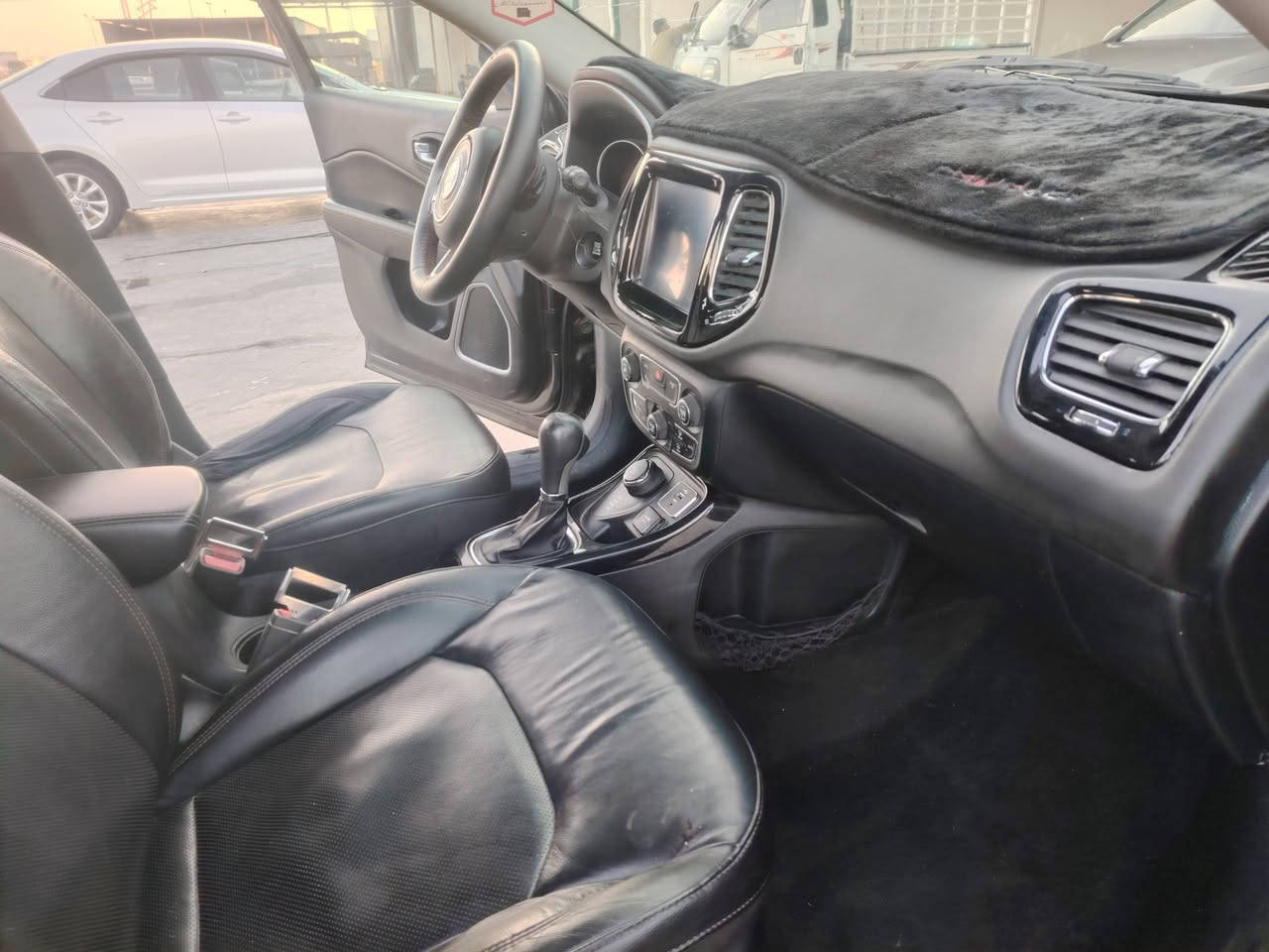 السلام عليكم ورحمة الله وبركاته //جيب كنبارص 2018
مكينه 2400 دوش  الحادث قطعه وحده التنته العليه الاماميه لسائق 
المواصفات فول معدى الفتحه. السياره لمتدد 
بعد مواصفات تعرفوها بالمتدد 
السياره مفوله خير من الله 
رقم بغداد. اتريد تحويل ثاني يوم 
السنويه صار شهرين ساقطه 
السعر 130 بيه مجال.  حق الجيه 
مكان السياره صويره واسط. 
***********
