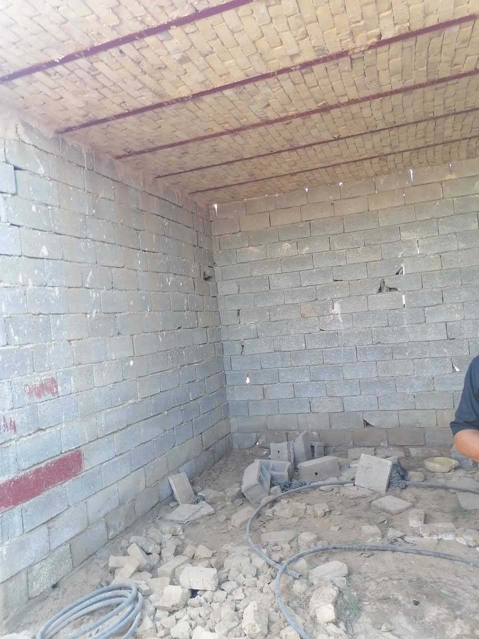 بيت هيكل بحي شهداء مساحته 200متر مبني بيه غرفتين وصاله  
بعده مكامل سعره 13مليون 

تصال عل هاذا الرقم***********
