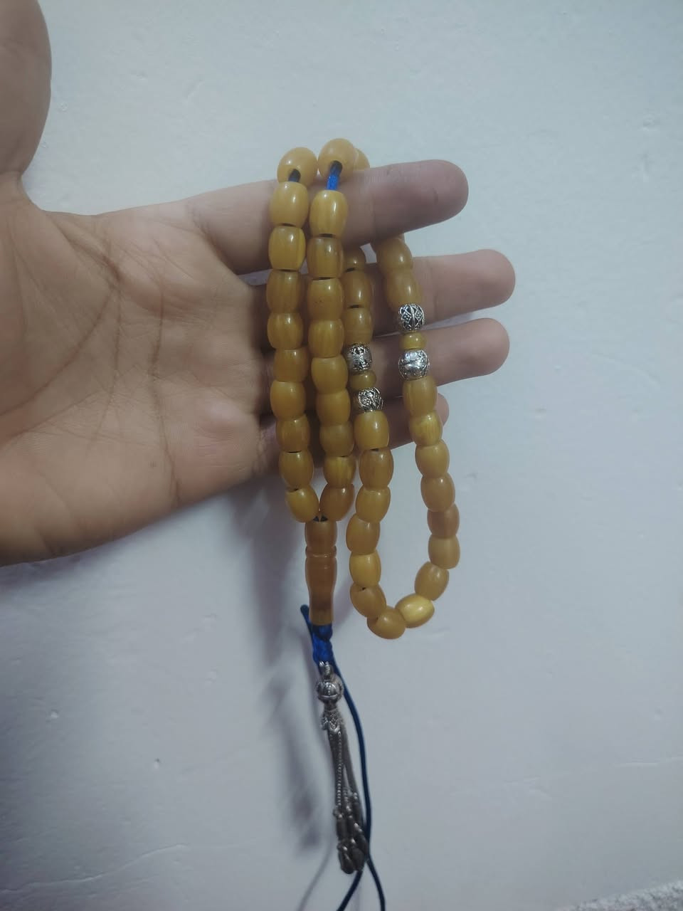 سلام عليكم
سبح سندلوس الماني قديم زرف وزرف 
سبحه النتيكه بل كامل 
العدد حبات 45 حبه كركوشه النتيمون معه الفواصل 
سبحه حلوه وسطيه البيع فقط 
مكان الشطره تفاصيل خاص  ***********
