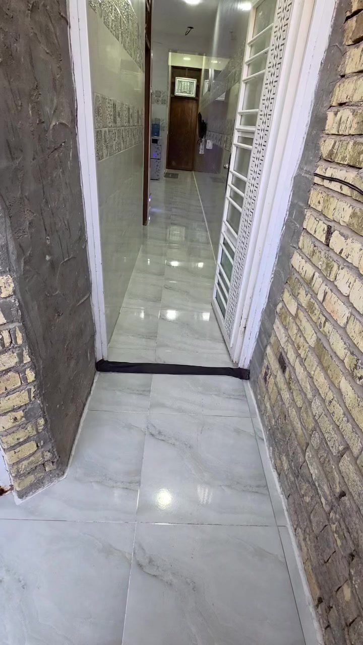 بيت للببع مساحتة 100متر في الكوت الجديدة شارع الاقواس قرب مدرسة الابرار على شارع بغداد الاتصال ***********
