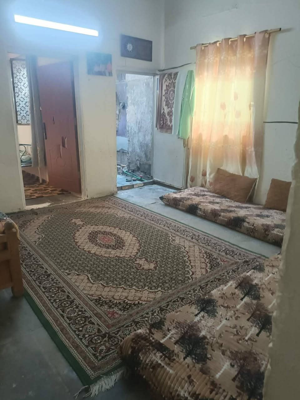 السلام عليكم. عندي هذا البيت قريب على سوك الزعفرانيه القديم يم صيدلية منئ الحلو الي يم المستشفى بي غرفه وصاله ومطبخ وصحيات وطرمه صغيره سعره ١٠ وبي مجال قليل ***********
