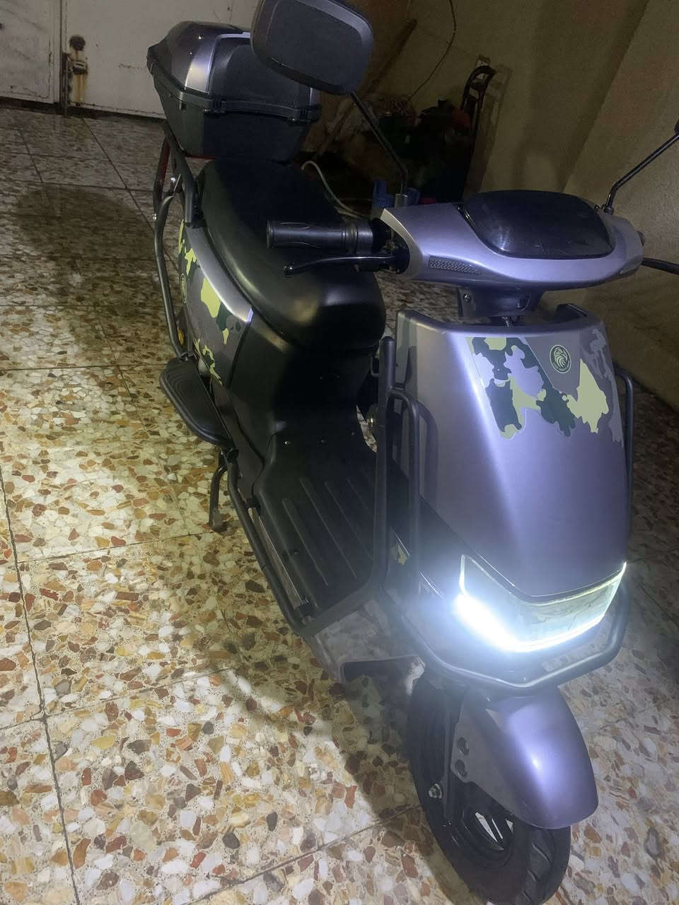 دراجة كهربائية أنيقة وقوية، استعمال شخصي وخالية من أي أعطال، جاهزة للاستخدام فورًا.
المميزات:
 • بطارية قوية وتعمل بكفاءة
 • شاشة ديجيتال واضحة
 • إضاءة LED أمامية وخلفية
 • بوكس خلفي كبير للتخزين
 • مرايات + ستاند جانبي ووسطي
            سويج عدد (٢) بصمات عدد(٢)
           تشغيل عن بعد  مع درع حمايه 
           دراجه استعمال قليل كلش شهرين 
         مكانه بغداد شهداء البياع 
         رقم الهاتف :***********  
          السعر ٩٢٥ وبيه مجال بسيط
