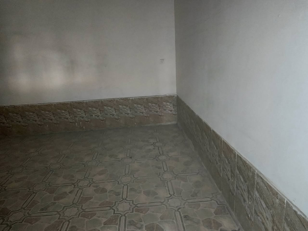 سلام عليكم بيت للبيع شارع المطار القديم قرب مجمع الأميرات مساحه 150 متر غرفتين وصاله ومطبخ من ضمن الصاله وستقبال حمام وتواليت داخلي وتواليت خارجي البيت يبعد عن الشارع 25 متر ‏‪***********‬‏
