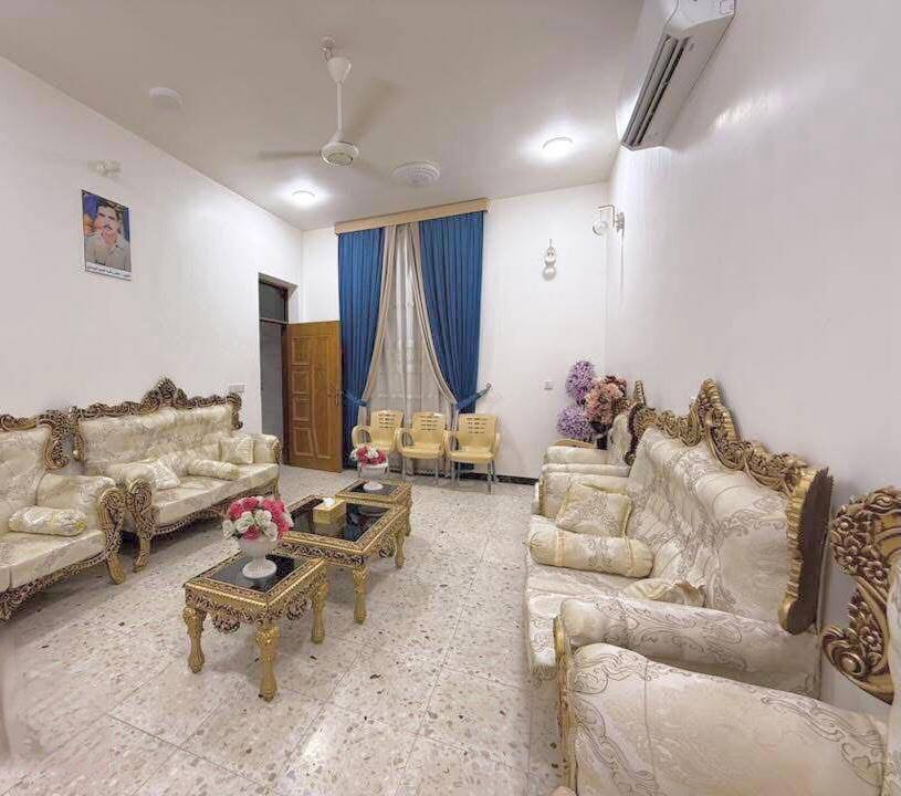 بيت للبيع مساحته 300م على تبليط شارع الشريط للاستفسار ***********
