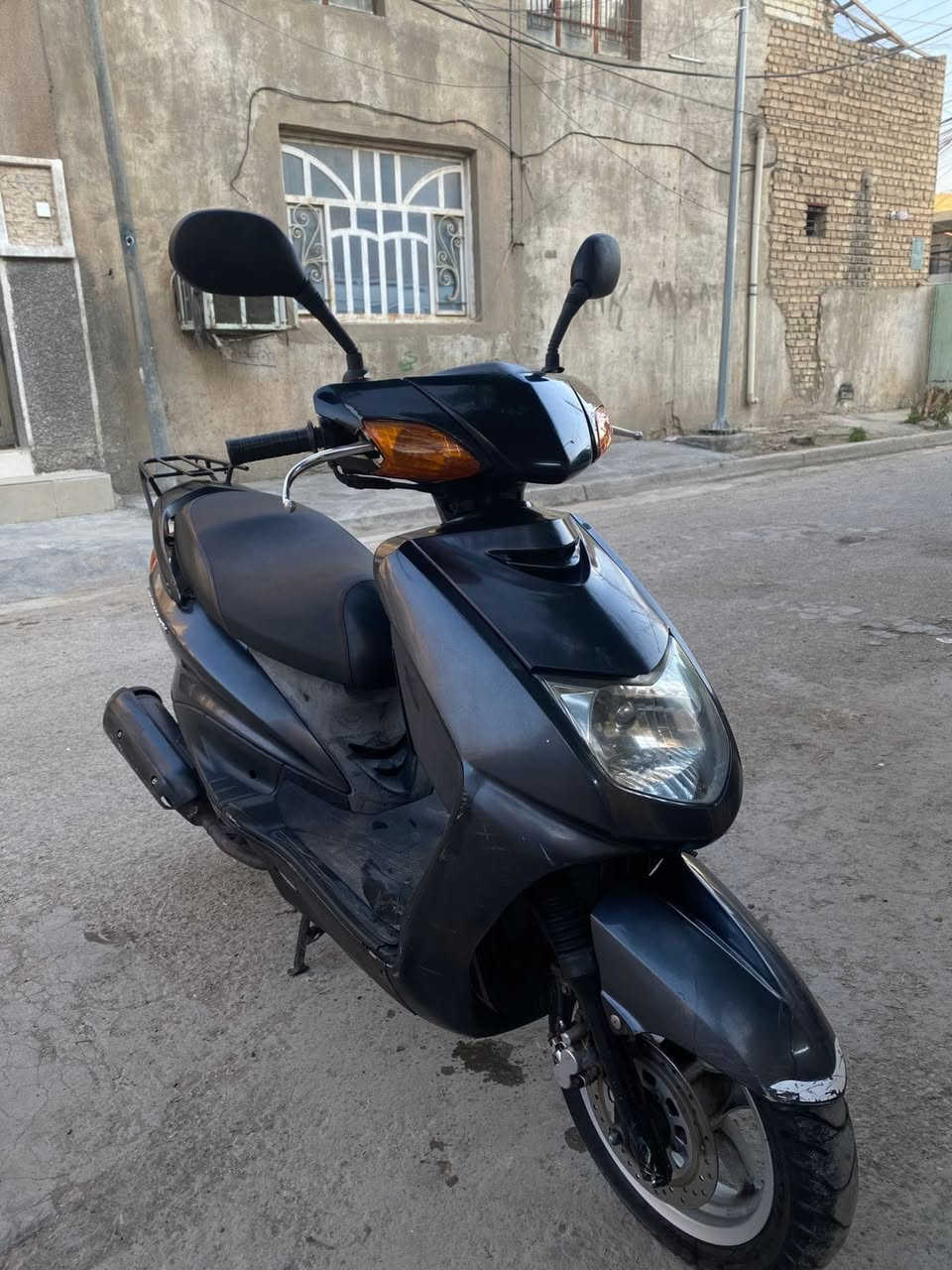 السلام عليكم مرخصه الادمن 
 للبيع دراجه سكنس ياباني ستان كهربائيه  سرعه 110 مال رمبه العام نازله دراجه خير من الله كهربائيات كولها شغاله كيج سرعه كيج بانزين اشاير كلها كامله اوراق كامله دراجه شغاله سلف وهندر سعرها ٧٠٠ الف وبيها مجال بسيط العنوان بغداد الشعب الشراي يتصل واني خادم هذا رقمي 
077143 80053
