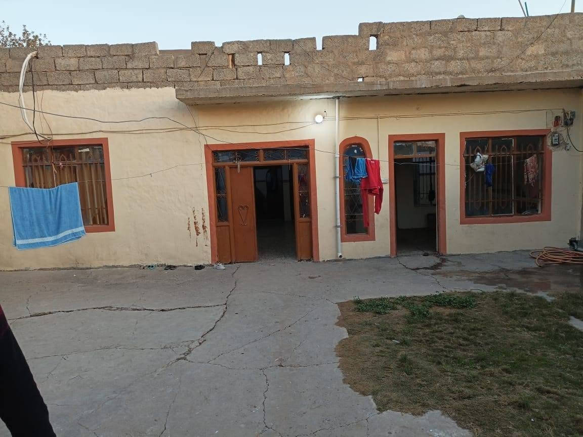 سلام عليكم بيت للبيع مساحة 227 متر عنوان دار معلمين قرب مستوصف الصدر للاستفسار *********** واتساب او اتصال
