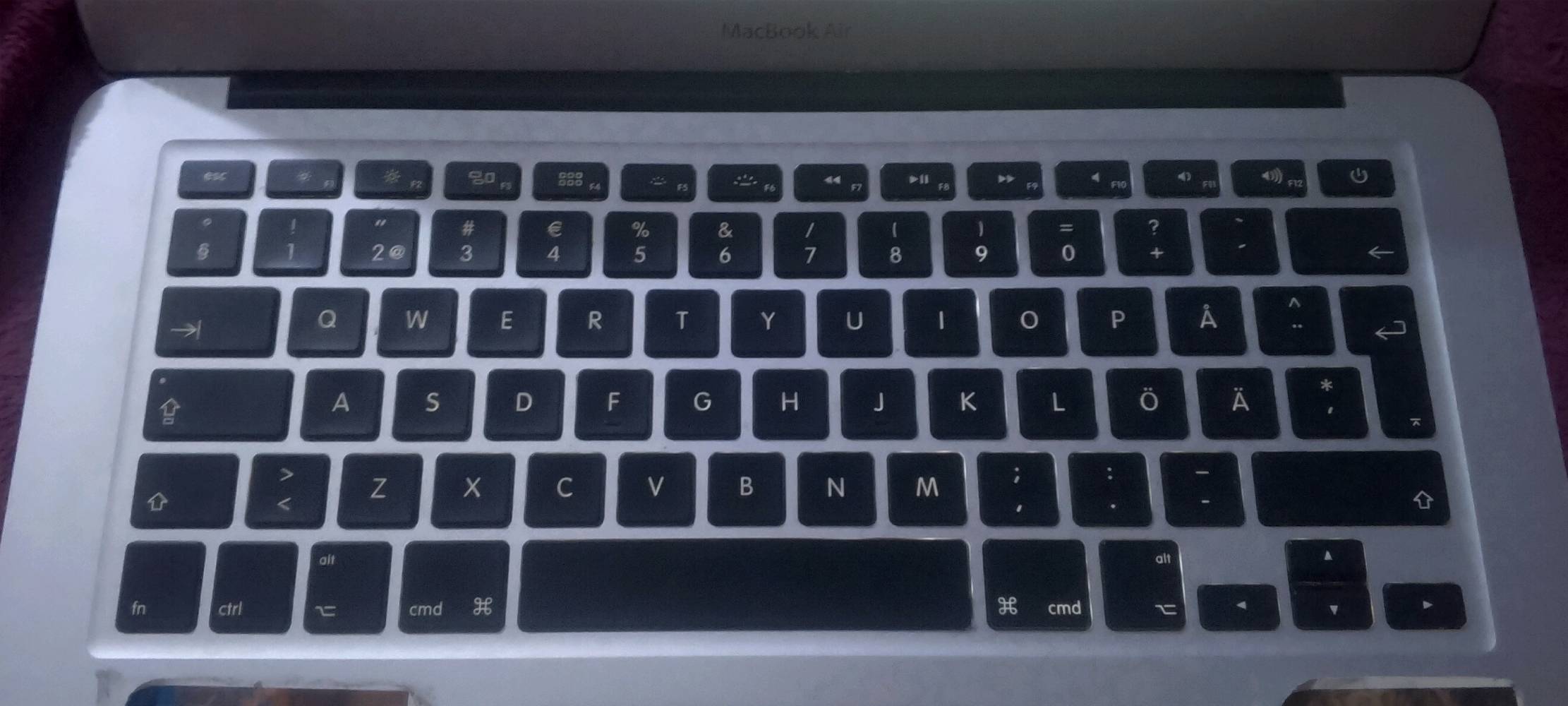 ماك بوك آير للبيع بحالة جيدة. تم تصنيع الجهاز في سنة 2013، ويعمل بشكل سلس ومريح للاستخدام اليومي. الكيبورد نظيف والشاشة واضحة، مع شعار آبل المعروف على الغطاء. الجهاز مثالي للطلاب أو للعمل المكتبي.