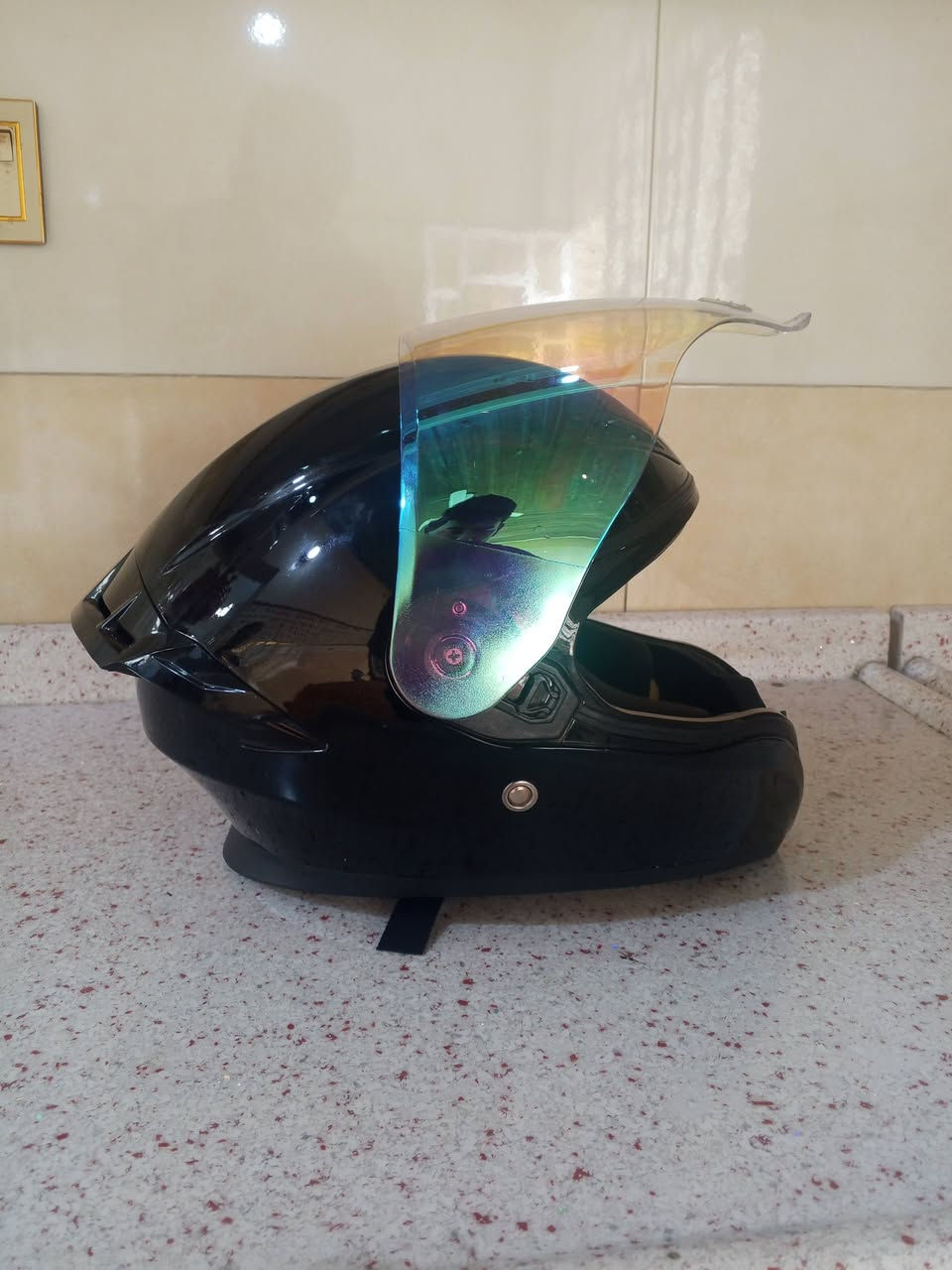 السلام عليكم خوذه وسماعات للبيع والله حلوه ونضيفه وسماعات اصليه العنوان بغداد *********** اتصل وتدلل ماقصر وياك
