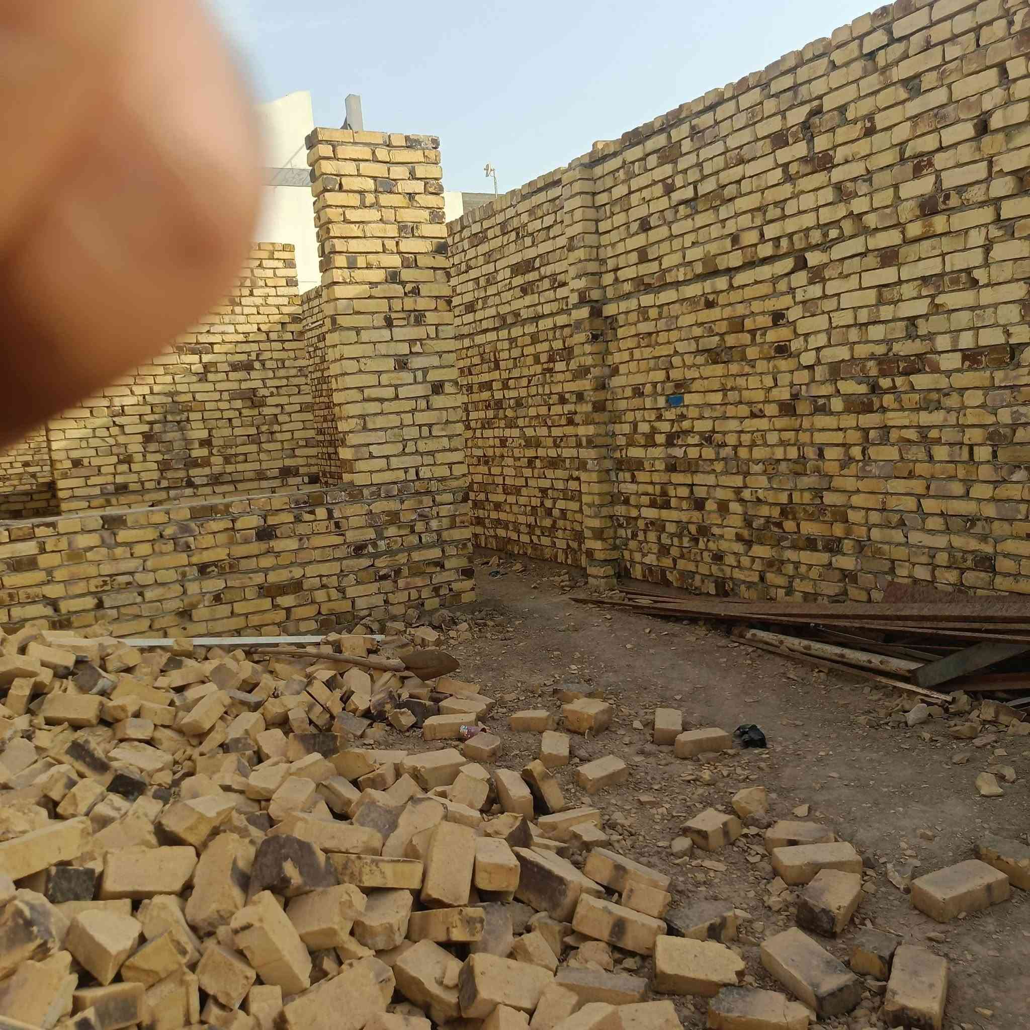 السلام عليكم من رخصت  الدمن 
هيكل للبيع مساحه 100متر 5*20 يم الامام بكر ابن علي (ع) *********** مستعجل على البيع عندي مريض
