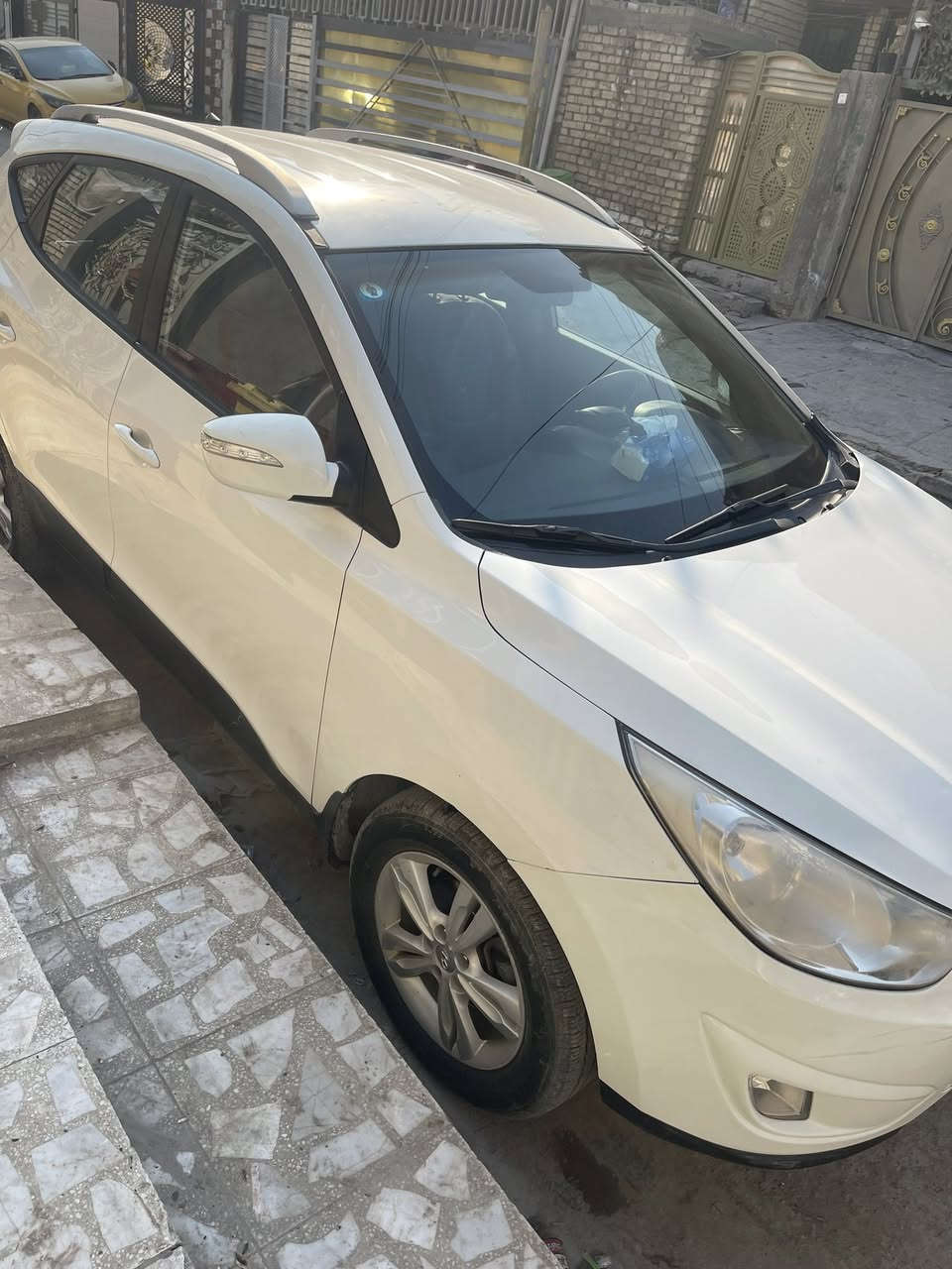 اللون ابيض 
محرك ٢٠٠٠  اربعة سلندر
ماشية  ١٥٧ الف كم
أربعة راكب
المكان بغداد - البلديات 
مبايل ***********
