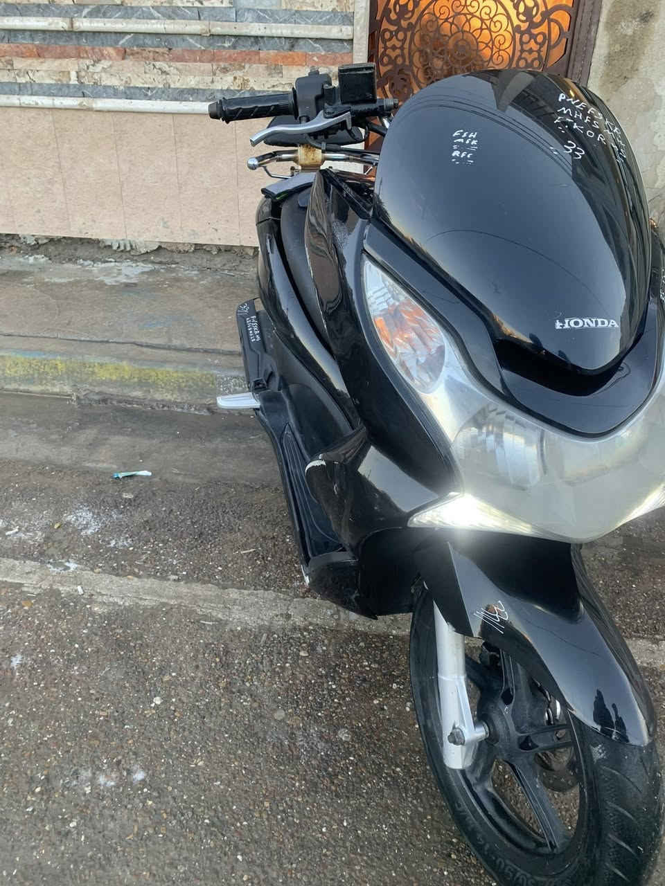 سلام عليكم دراجة PCX جيل اول ياباني.          دراجة ماشيه 22000 مكفوله من كلشي مكينه ناعمه حساس ستاند حساس زدحام دراجة جديده كلش السعر 1250مكاني حي الجهاد ***********
