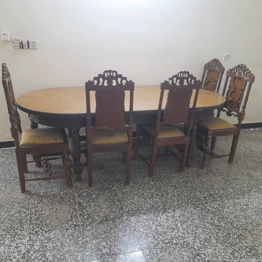 ميز طعام خشب صاج ثقيل مع ٥ كراسي السعر ٣٠٠الف دينار عراقي بغداد