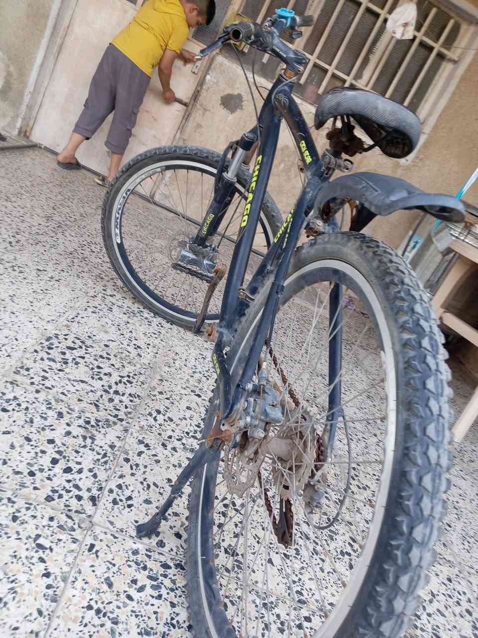 السلام عليكم بايسكل للبيع كلشي ما بي حجم 28 بس معتاز واريد ابيعه بي خلل واحد بس البولبرين مال الصجم مال المكينه طاك وكلشي ما بي امانت الله السعر 75الف وبي مجال للطيبين دك عليه وتشلع عيوني 
المكان بغداد الشرطه الرابعه قرب السوك الشعبي 
هاتف/***********
دك عليه وتشلع عيوني هم مو بس البايسكل
