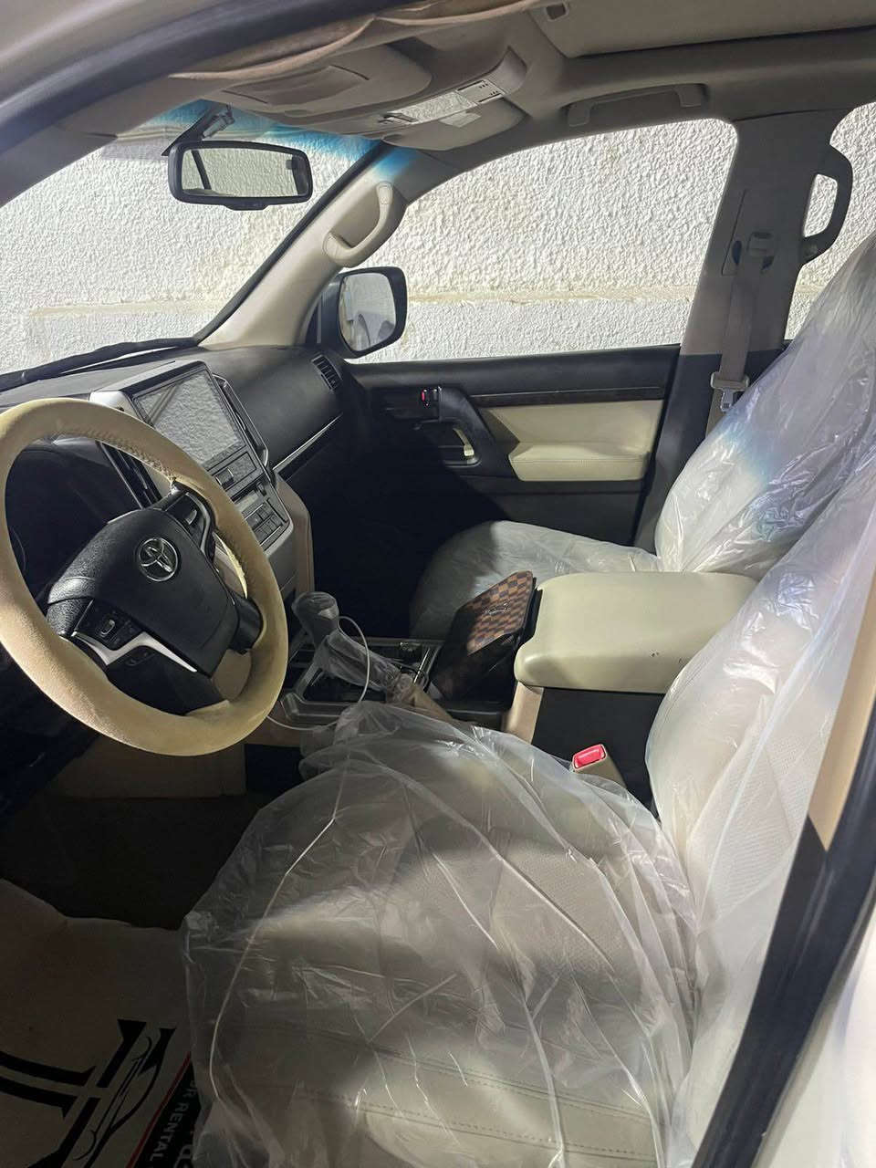 لاند كروز2009 سلندر6 مصبوغه عام مكفوله من الگلبه والجفيه مابيها اي نقص نظيفه جدا من داخل 
العنوان بغداد العامريه 
*********** بغداد, العراق
