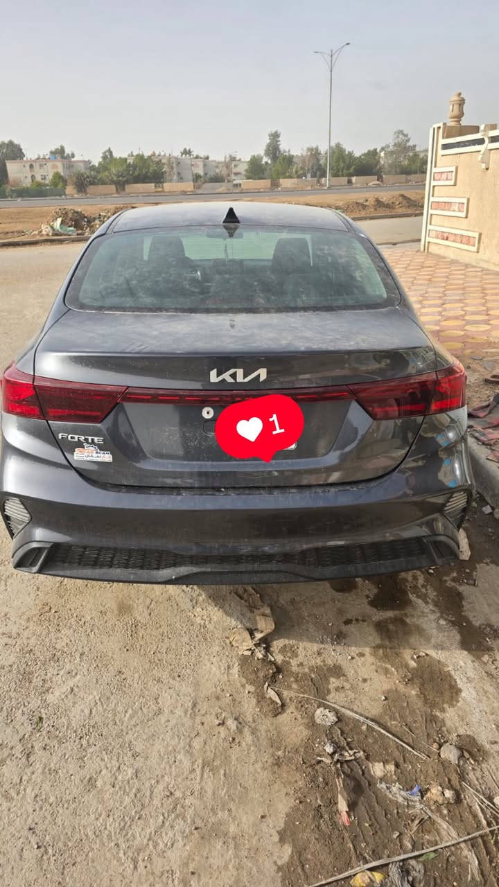 للبيع سيارة كيا فورتي ٢٠٢٤ لون سلفر 
موصفات نص فول
  حرة بدون رقم تترقم ب اسم المشتري دخول جديد حادثهه بابتين  عكس السايق و الوراه وايرباك بردة طك 
وبل العراق  طخة بل دعامية وشوية لايت مكسورة جامتة  مبدلات شركة مثل ماموضح بل صور  سعر  خاص 
*********** 
مكان السيارة بغداد
