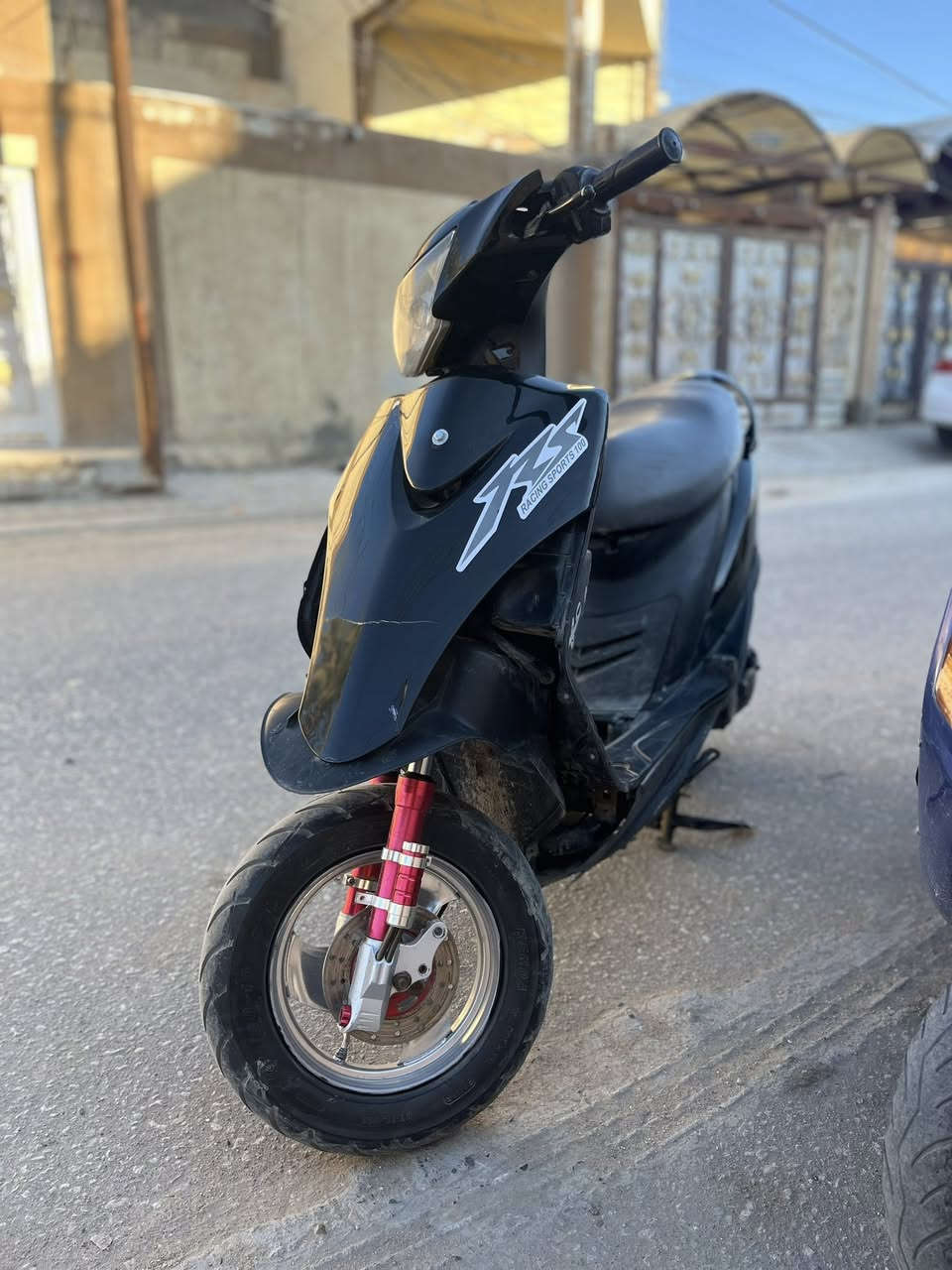 السلام عليكم 
ماكس عدله 
لون اسود 
مفتوحه 55 
دراجه عوزها اشاير امامي 
قبق مكينه وقبق باتري موجودات 
الحيه هم موجوده بس مكسوره 
سعرها خاص 
الاستفسار :***********
