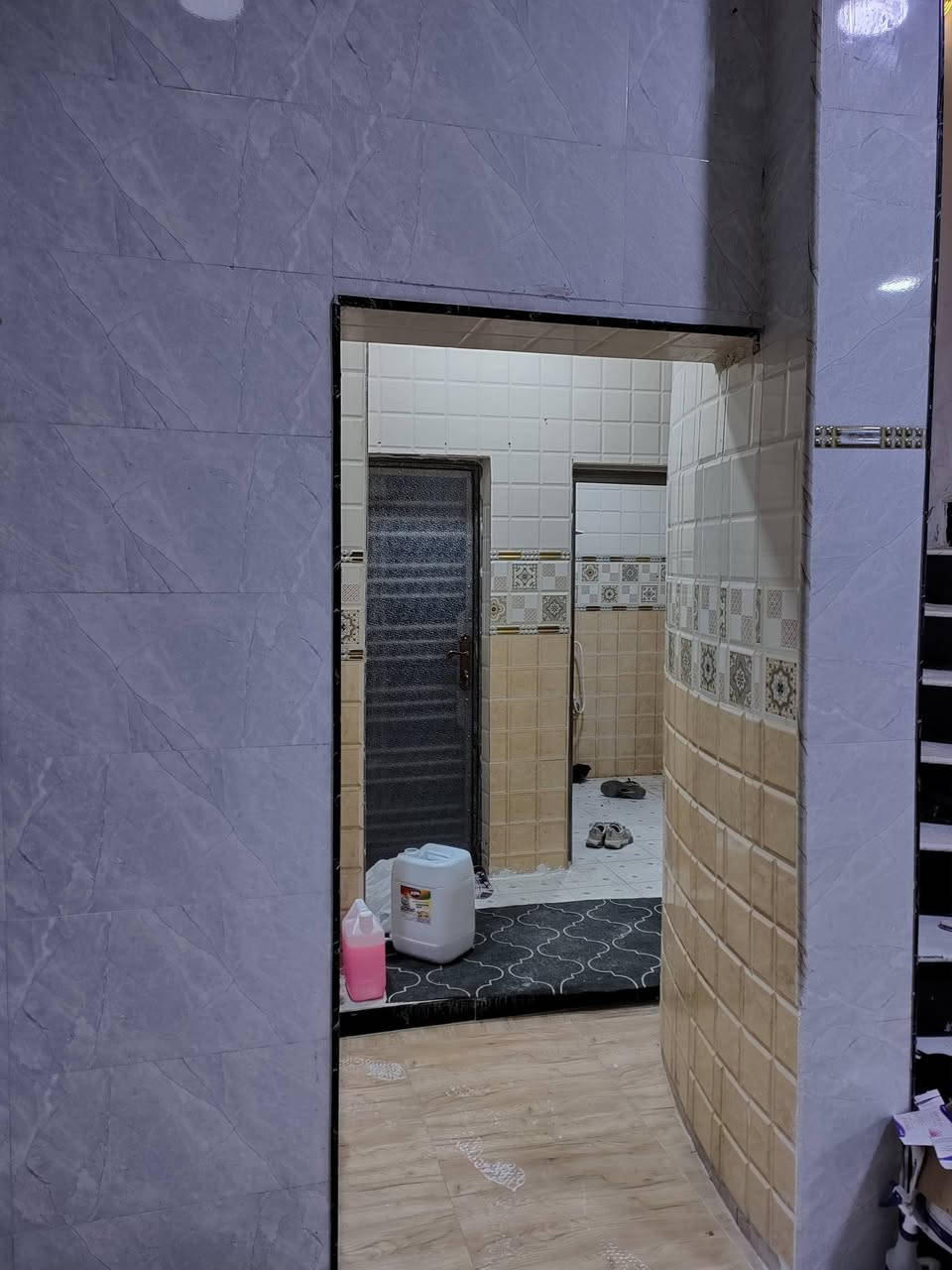 السلام عليكم. دار للبيع طابقين طابو صرف بأسمي. مساحة البناء 200 متر.  سنة البناء 2032. منطقة الحشد مقابل ياسين خريبط الطابق الارضي  يتكون. كراج   استقبال 8*4 وصالة ومطبخ كبير. وغرفيتن منام  . وصحيات خارجية  ومجمع صحيات داخلية الطابق الاول يتكون من أربع غرف كبيرة مع مجمع صحيات.  للاستفسار. *********** السعر 310.  قابل للتفاوض للشراي
