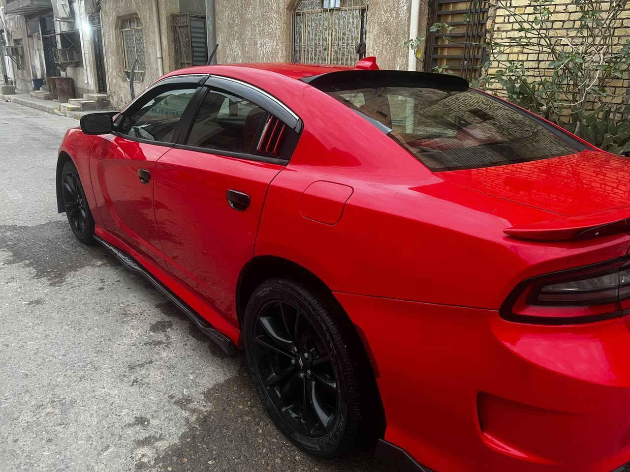 جارجر ٢٠١٩رقم بغداد
محرك ٣٦٠٠
مواصفات sxt
صبغ قليل جوه قبق البانزين  يعني كد شبر 
وخشم الجاملغ الامامي ***********
