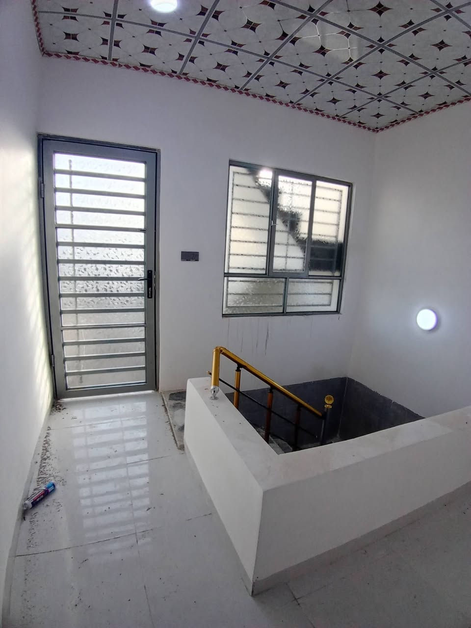 دار للبيع في حي الجاموس قرب ملايين الثاني سند 25 زراعي ملك صرف قيد الانشاء تسليم مفتاح المساحه 100 متر الواجهه 5 النزال 20 السعر 57 وبيها مجال الاتصال على الرقم الموجود على الشاشه) ***********) ***********
