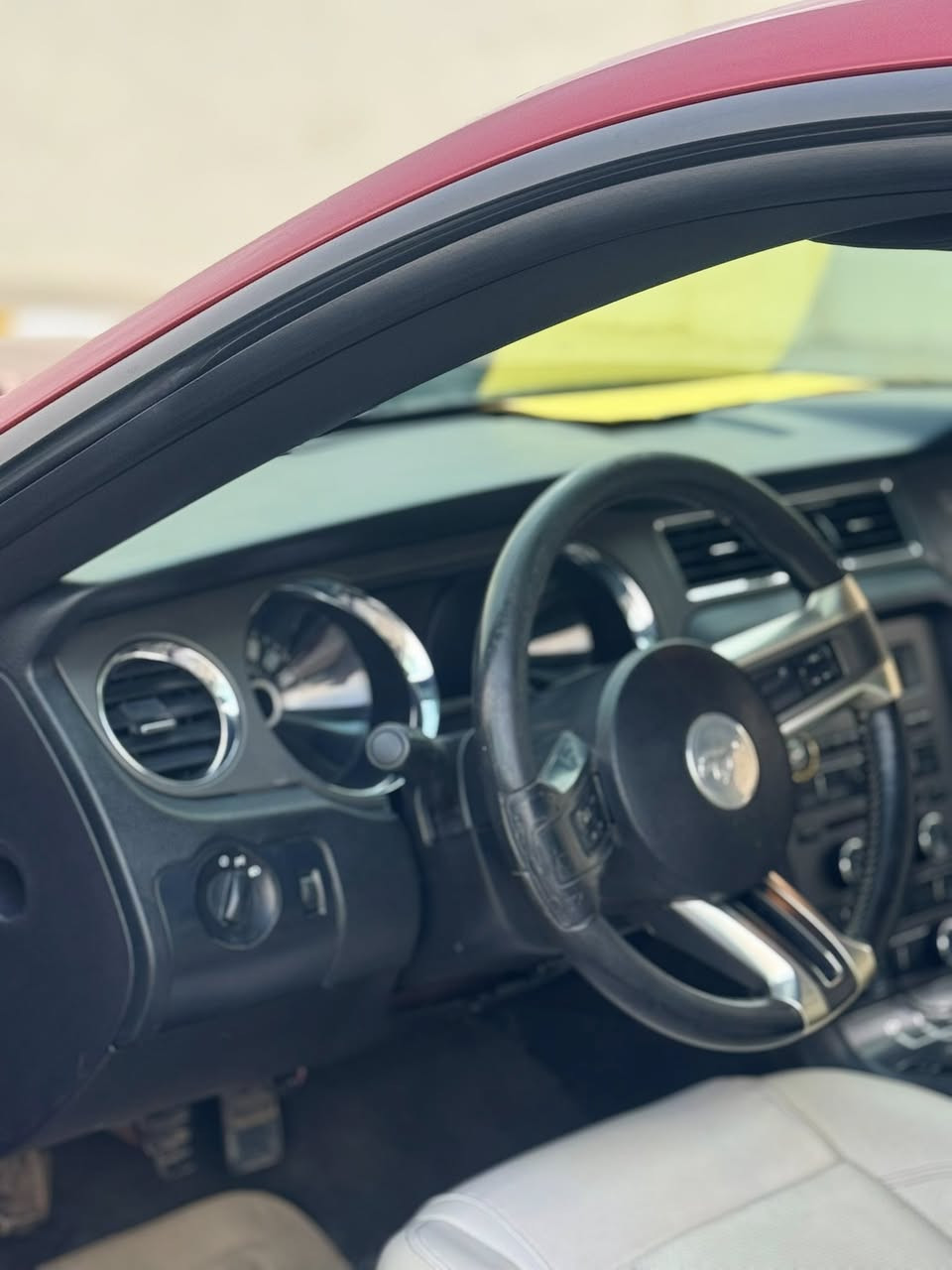 السلام عليكم 
كل عام وانتم بالف خير ….
موستنك 2014–كير عادي رقم بصره مشروع وطني تحويل اي محافضة…
سياره قطعتين صبغ جاملرغ +باب فقط ..كير مكينه  كهربائيات بشرط جطل زغير مابيه. 
صدر امامي خلفي خير من الله..
تخم تاير جديد اول بارحه شاده +حمامم جديد وعندي صور وفديوات تدفء تبريد شغال سياره جاهزة ولحمدلله مابيه نقص اكزوز صوته يخبل .
بيع او مراوس مع كير اتو شعندك نزل او اتصال )***********)
