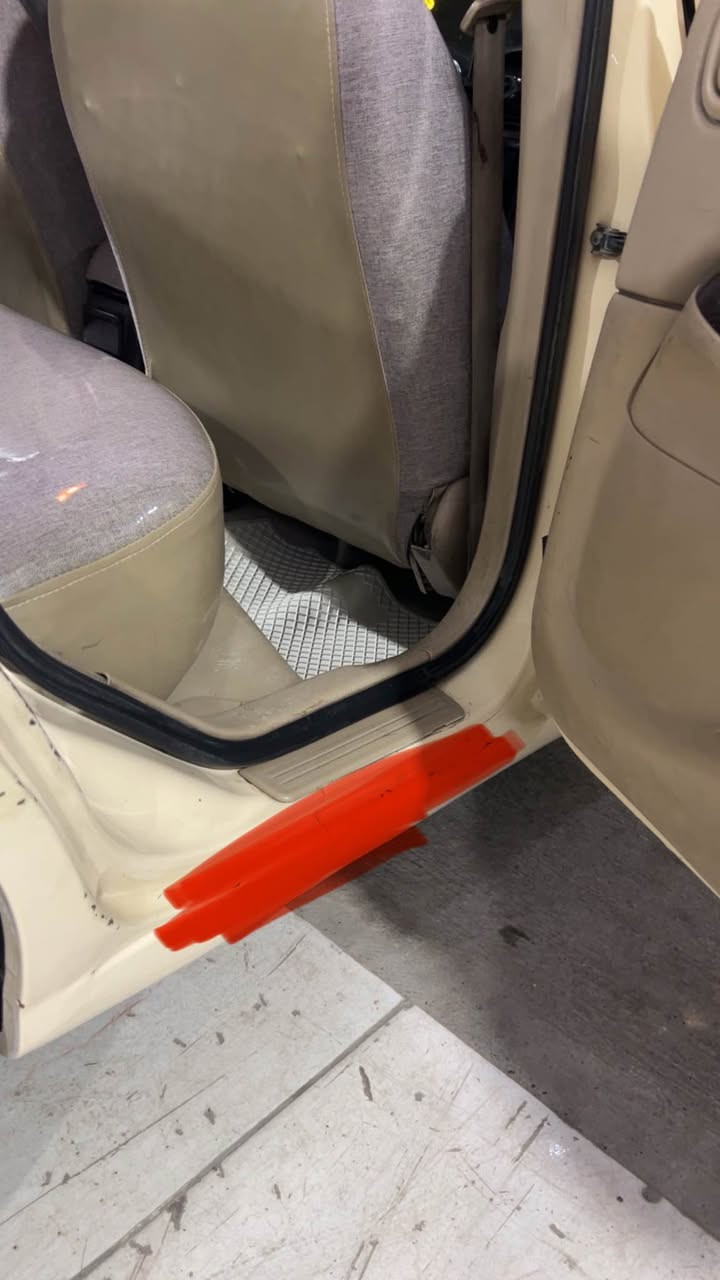 نیسان سەنیی کۆری ٢٠١٢مەکینە بیلاد بەشەرت گێر حادی  سێ چوار جێی تەحدیلە  نیوو دۆسەی   سبغ جەمپێکی خەفیفی پشتی هەییە ناوخورفەی دەستور سلێمانی  *********** أربيل, العراق
