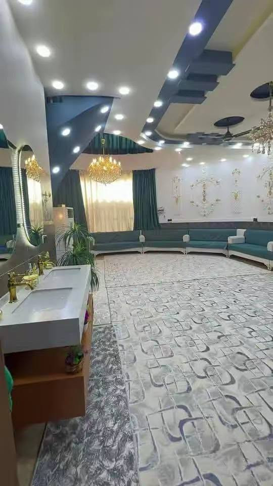 الدار للبيع او مراوس 
المساحه 600 م
سند 25 
يحتوي ع مضيف واستقبال وغرفه نوم ومطبخ وخدمات 2 
والطابق الثاني يحتوي على 3غرف نوم وخدمات وحولي كبير 
العنوان الراشديه منطقه المراسمه 
الشارع مبلط 
للاستفسار الاتصال على الرقم ***********
