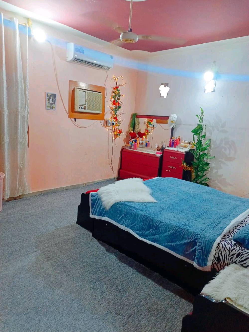 الدار للبيع 300 متر 
واجهه 15متر 
نزال 20 متر 
استقبال 
هول 
غرفتين منام 
حمام داخلي +حمام خارجي 
حديقه 8*4
كراج 11*7.5
يكفي  سيارتين 
البيت طابق واحد 
السعر 525
 للاستفسار الاتصال على الرقم