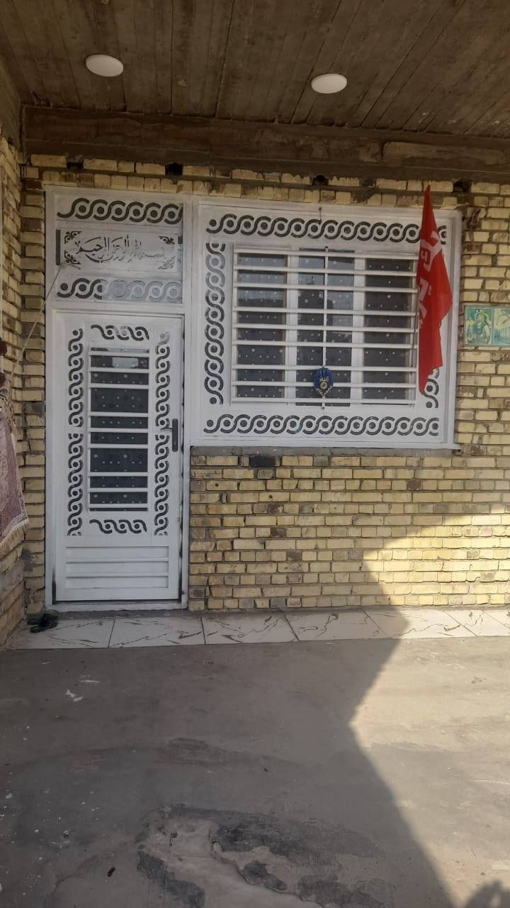 السلام عليكم بيت البيع مساحه ٢٠٠متر زراعي سند ٢٥ بحجي حسن الماجديه قرب صفاء يتكون من غرفتين واستقبال وصاله ومطبخ حار بارد صحيات وطابق ثاني يتكون من غرفتين وصاله وحمام خدمات كامله كهرباء ماء تبليط اناره استفسار على هذا رقم ***********
