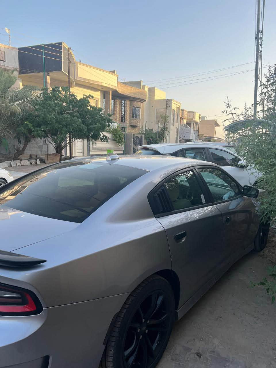 دوج جارجر 2016
اللون سلفري
بصره -حره (تحويل ثاني يوم)
مواصفات sxt
محرك 3600
كاميرا خلفيه - شاشة كبيره
محدثه السياره كت كامل (srt)
بيها 5قطع صبغ (بنيد + جاملغ ايمن+ جاملغ ايسر+الباب عكس جهه السايق + باب خلفي)
دواخل بيجي - نظام Abs - تشغيل عن بعد 
السياره حداديه + مكينه + كير (مابيها نقص والحمدلله)
عنوان السياره : البصره 
رقم الهاتف ***********
السعر 152$
وبيها مجال قليل
