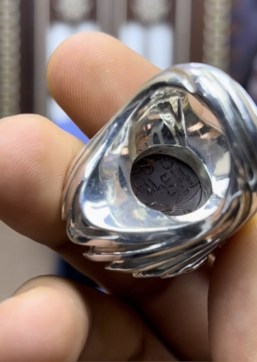 عقيق يماني كرز الكرز 
صياغة البحرين حمادة vip
خط الاستاذ الحي
مخطوط بارجست وثلث
بسم الله الرحمن الرحيم
امام الحجر
اللَّهُ لَا إِلَهَ إِلَّا هُوَ الْحَيُّ الْقَيُّومُ لَا تَأْخُذُهُ سِنَةٌ وَلَا نَوْمٌ لَهُ مَا فِي السَّمَاوَاتِ وَمَا فِي الْأَرْضِ مَنْ ذَا الَّذِي يَشْفَعُ عِنْدَهُ إِلَّا بِإِذْنِهِ يَعْلَمُ مَا بَيْنَ أَيْدِيهِمْ وَمَا خَلْفَهُمْ وَلَا يُحِيطُونَ بِشَيْءٍ مِنْ عِلْمِهِ إِلَّا بِمَا شَاءَ وَسِعَ كُرْسِيُّهُ السَّمَاوَاتِ وَالْأَرْضَ وَلاَ يَؤُودُهُ حِفْظُهُمَا وَهُوَ الْعَلِيُّ الْعَظِيمُ

خلف الحجر
صلى الله عليك يا ابا عبد الله
(الحي)
مقاس الحجر 30
مقاس الفضة 22
للاستفسار 
واتساب ***********
