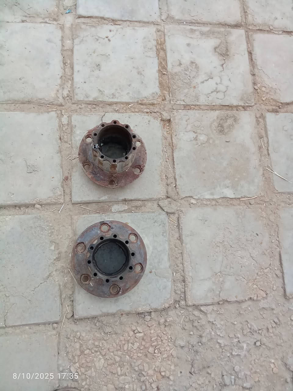 السلام عليكم دنكير للبيع معه زوج افلنجات وتاير حجم 20 مكاني نجف مشخاب السعر التصال  عل رقم ***********
