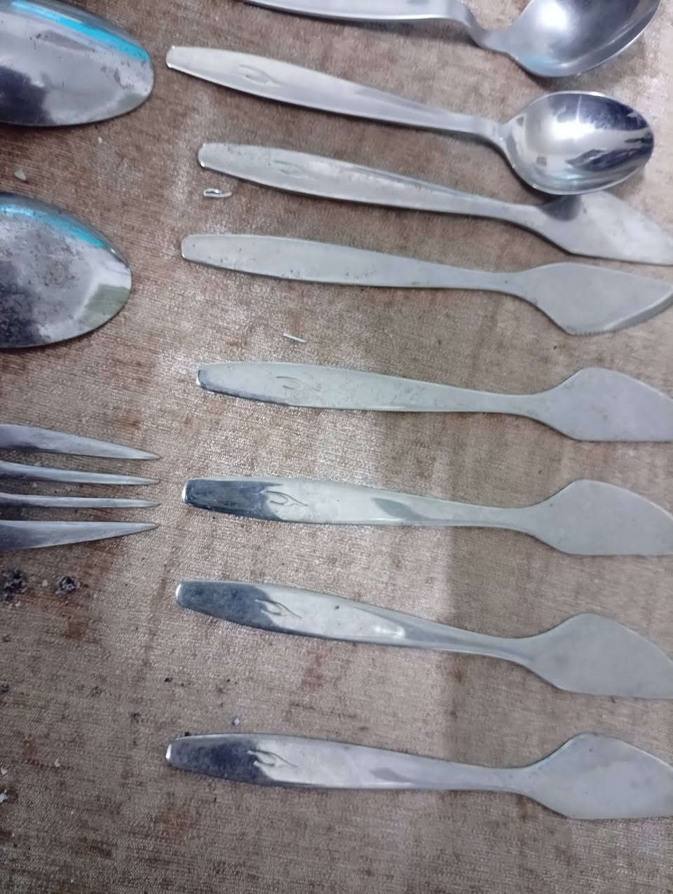 سكاكين وملاعق وشوكات بغداد العبيدي تحف قديمات للبيع مانعرف فضه غير فضه ***********
