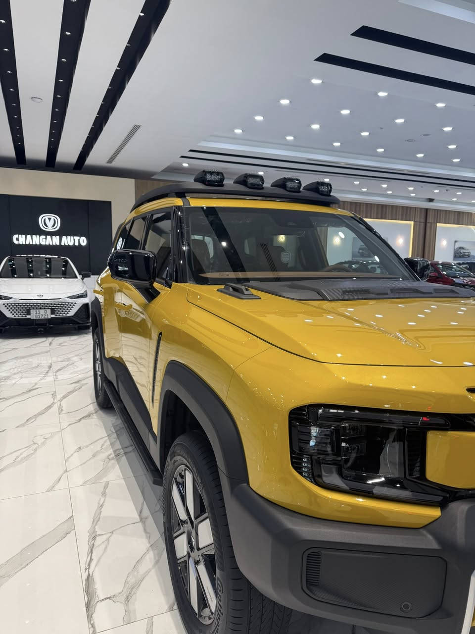 إليك مواصفات سيارة شانجان ديبال G318 (Changan Deepal G318) بشكل واضح ومفصل — وهي SUV هجينة بنظام تمديد المدى (EREV) تجمع بين المحرك البنزين والمحركات الكهربائية لتوفير أداء قوي ومدى طويل:  ￼

⸻

🚙 المواصفات العامة

النوع: SUV – كروس أوفر متوسطة/كبيرة
السنة: 2024/2025
عدد الأبواب: 5
عدد المقاعد: 5 (يوجد أيضاً نسخة 6 مقاعد حسب السوق)  ￼
نظام القيادة: دفع خلفي أو دفع رباعي (حسب الفئة)  ￼
ناقل الحركة: أوتوماتيك (EV single speed)  ￼

⸻

🔋 المحرك ونظام الدفع

⚡ نظام EREV (مدى ممتد)
 • محرك بنزين: 1.5 لتر تيربو يعمل كموسع مدى (لا ينقل عزم للعجلات مباشرة)  ￼
 • محركات كهربائية:
 • نسخة RWD (خلفي): محرك كهربائي 185 كW (~252 حصان)  ￼
 • نسخة AWD (رباعي): محركان كهربائيان (185 كW + 131 كW) بإجمالي ~316 كW (~430 حصان) و 572 نيوتن·م عزم دوران  ￼

أداء:
 • التسارع 0-100 كم/س ~6.3 ثانية (للفئة القوية)  ￼
 • السرعة القصوى ~185 كم/س  ￼

نظام البطارية:
 • بطارية LiFePO₄ بسعات متعددة (مثل 35.07 kWh)  ￼
 • المدى الكهربائي النقي: حوالي 138-184 كم (حسب دورة الاختبار WLTC/CLTC)  ￼
 • المدى الإجمالي: قد يصل لنحو 1000–1390 كم بفضل محرك البنزين كموسع مدى  ￼

استهلاك الوقود (هجيني): حوالي 1.3-1.7 لتر/100 كم (وفقًا لطراز وتكوين الفئة)  ￼⸻

📏 الأبعاد
 • الطول: ~5010 مم
 • العرض: ~1985 مم
 • الارتفاع: ~1895-1960 مم (بوجود السقف/المستلزمات)
 • قاعدة العجلات: ~2880 مم
 • خلوص الأرضي: ~240-278 مم (حسب النظام والتعليق)  ￼⸻

🛞 التعليق والعجلات
 • تعليق أمامي ذراع مزدوج وخلفي متعدد الوصلات  ￼
 • اختياري: تعليق هوائي مع نظام CDC للتخميد المتكيف (بعض الفئات)  ￼
 • عجلات 18″ أو 20″ حسب النسخة  ￼⸻

🧰 السلامة ومساعدة السائق
 • أنظمة ADAS مستوى 2: مثل AEB فرامل طارئة، مساعد الحفاظ على الحارة، تثبيت سرعة تكيفي، كشف النقطة العمياء، كاميرا 360°  ￼
 • أكياس هوائية متعددة، ESP، ABS + EBD
 • نظام التحكم في النزول (HDC)، وضعيات للطرق الوعرة (مثل التراب/الثلج/الرمال)  ⸻

🛋️ الراحة والتجهيزات
 • شاشة وسطية 14.6″ + لوحة عدادات 10.25″  ￼
 • مقاعد أمامية مدفأة/مبردة + تدليك
 • شاحن لاسلكي 50 W
 • مفتاح ذكي (Bluetooth/NFC)، تحكم 
صوتي، 360° كاميرات 

للاستفسار اكثر الاتصال ***********
