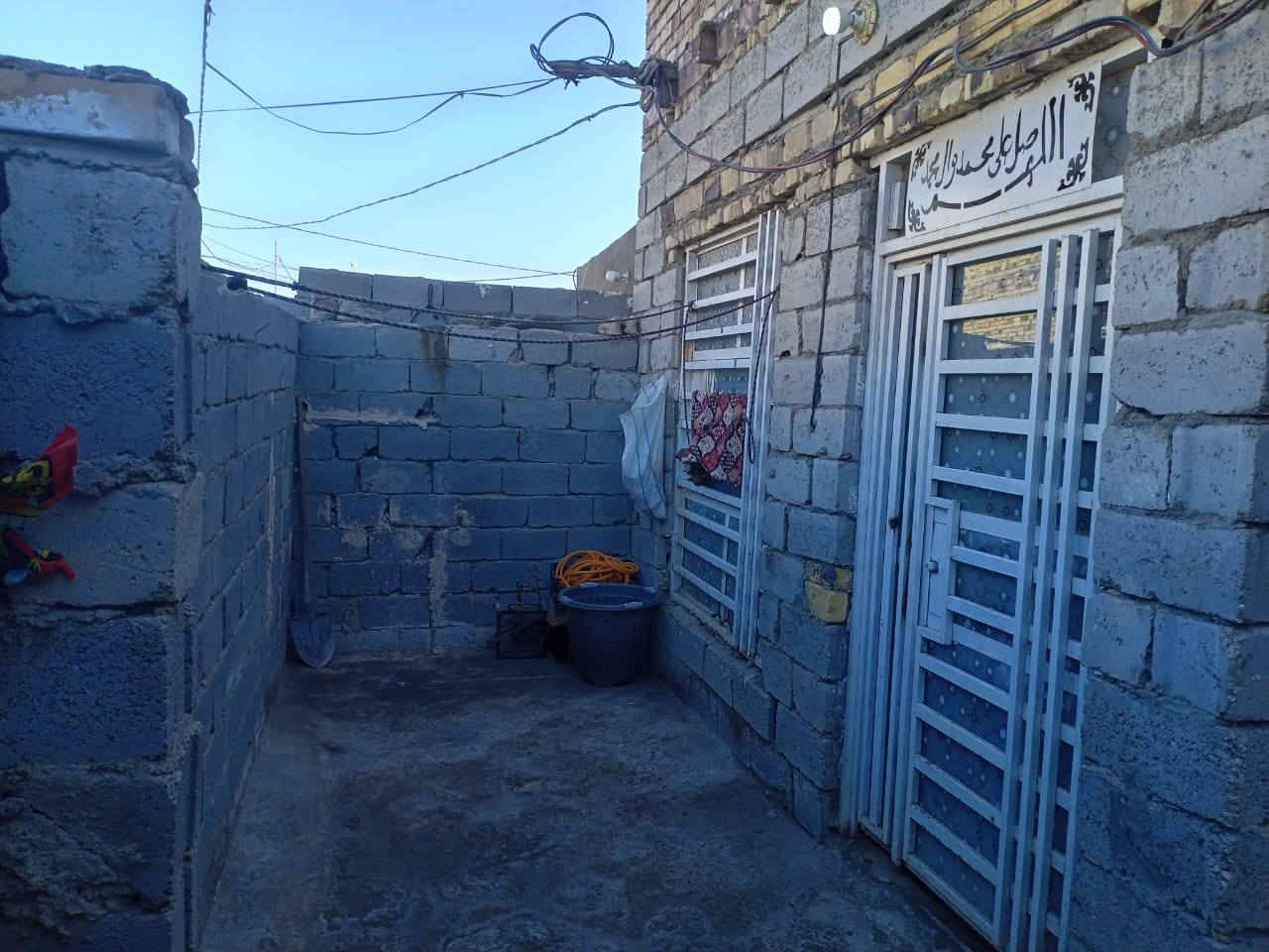 السلام عليكم بيت زراعي للبيع المساحه ١٥٠ يحتوي على غرفتين وصاله كبيره ومطبخ واستقبال الواجه ١٠ نزال ١٥ نقص ارضيه وسقف ثانوي العنوان ديوانيه طريق السنيه قرب معمل الاصباغ يبعد عن الشارع العام ٥٠٠ متر يوجد طريق تبليط من الشارع العام لحد خلف الدار مسافه ١٠٠ متر السعر ٣٢ وبي مجال بسيط الاتصال على الرقم ***********
