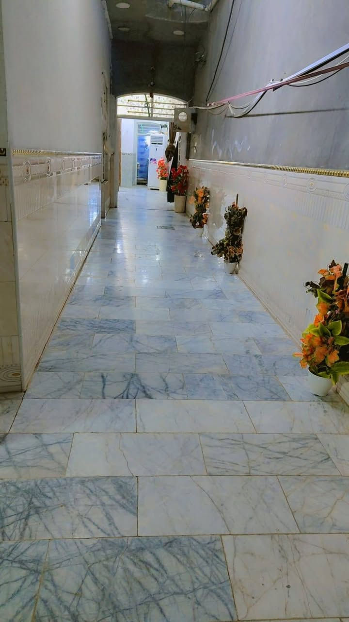 بيت للبيع قرب جامع ام لبنين الحولي مساحه 150متر قابقين جاهز للسكن بيت نضيف صب كونكريت  كامل من كلشي لرضيه مرمر غرفتين مطبخ حار وبارد سعر 90 وبي مجال ***********
