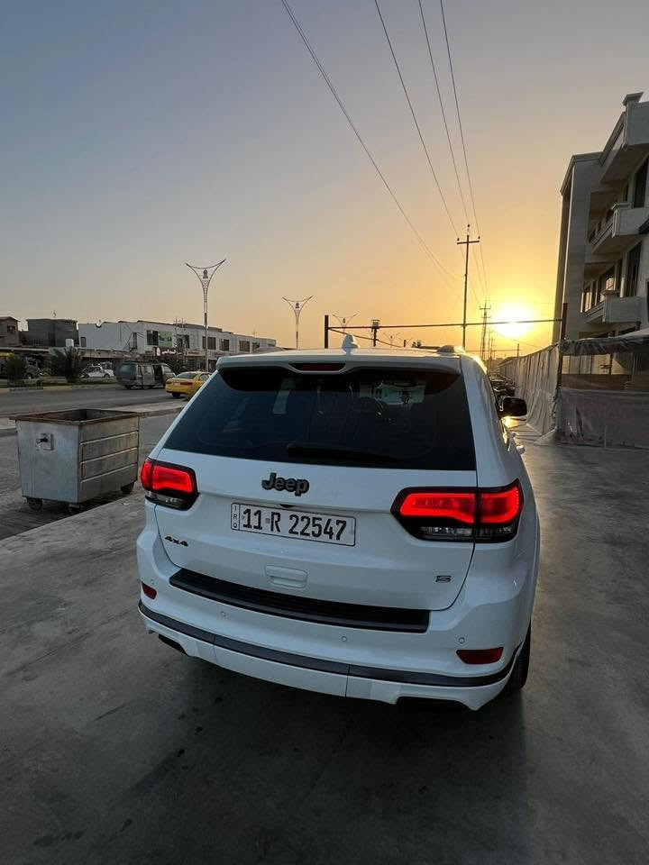جيب كراند شيروكي لمتد S  .
مكفول كفالة عامة 
الموديل :2020 . (خليجي) . 
المحرك : V6.  3.6L .
العداد :41 مايل
* المواصفات :
 *  . 
* . 
* نقطة عمياء .
* دفع رباعي 4x4 . 
* فرش المقاعد من الجلد . 
* المقاعد الأمامية كهربائية .
* ذاكرة لحفظ وضعيات الجلوس . 
* المقاعد الأمامية مع تدفئة . 
* صف المقاعد الخلفية مع تدفئة . 
* ويل قياس 20 انج اسود لماع .
* مقود السائق كهربائي . 
* تدفئة ستيرن . 
* سقف بانوراما .
* شاشه 8.4 انج .
* نظام الملاحة (GPS) . 
* نظام خاص للطرق الوعرة . 
* مصابيح امامية زنون . 
* المصابيح الأمامية مع LED لايت . 
* كشافات الضباب زنون . 
* تشغيل عن بعد .
* صندوق كهربائي .
*  حساسات أمامية . 
*  حساسات خلفية .
* كاميرا خلفية .
* بخاخ ماء لتنظيف المصابيح الامامية .
* مرايا بخاصية التعتيم الذاتي . 
* مرايا جانبية قابلة للطي كهربائيا . 
* بلوتوث تلفون . 
* محدد سرعة . 
* نظام تشغيل واطفاء اوتماتيكي للمحرك للتوفير من صرف الوقود .
* نظام بريك اوتماتيكي . 
واتساب 
***********
السعر 31 الف وبيها مجال بسيط
